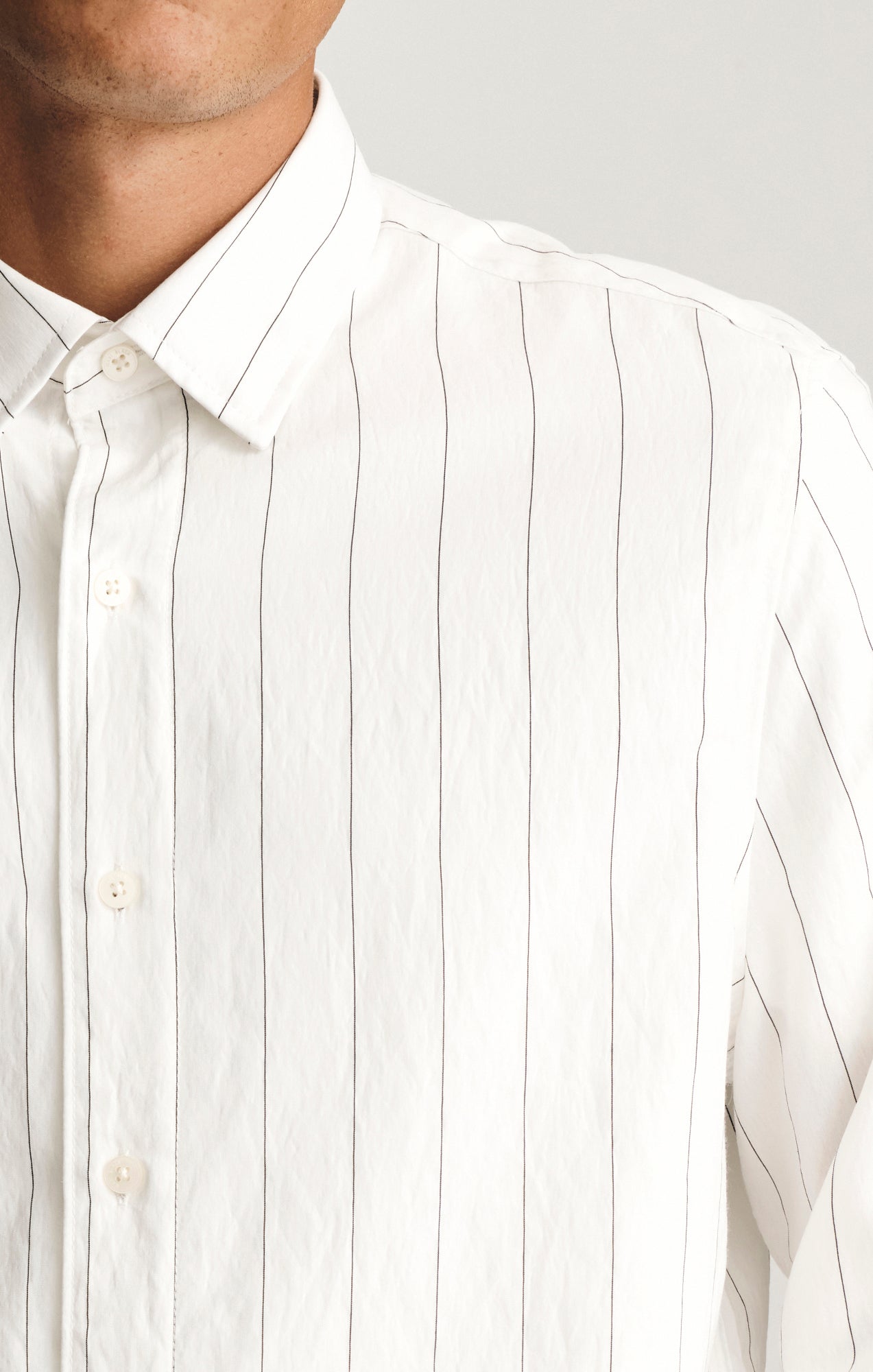 STRIPED LONG SLEEVE BUTTON-UP SHIRT IN ANTIQUE WHITE ZEMIN BLACK STRIPE