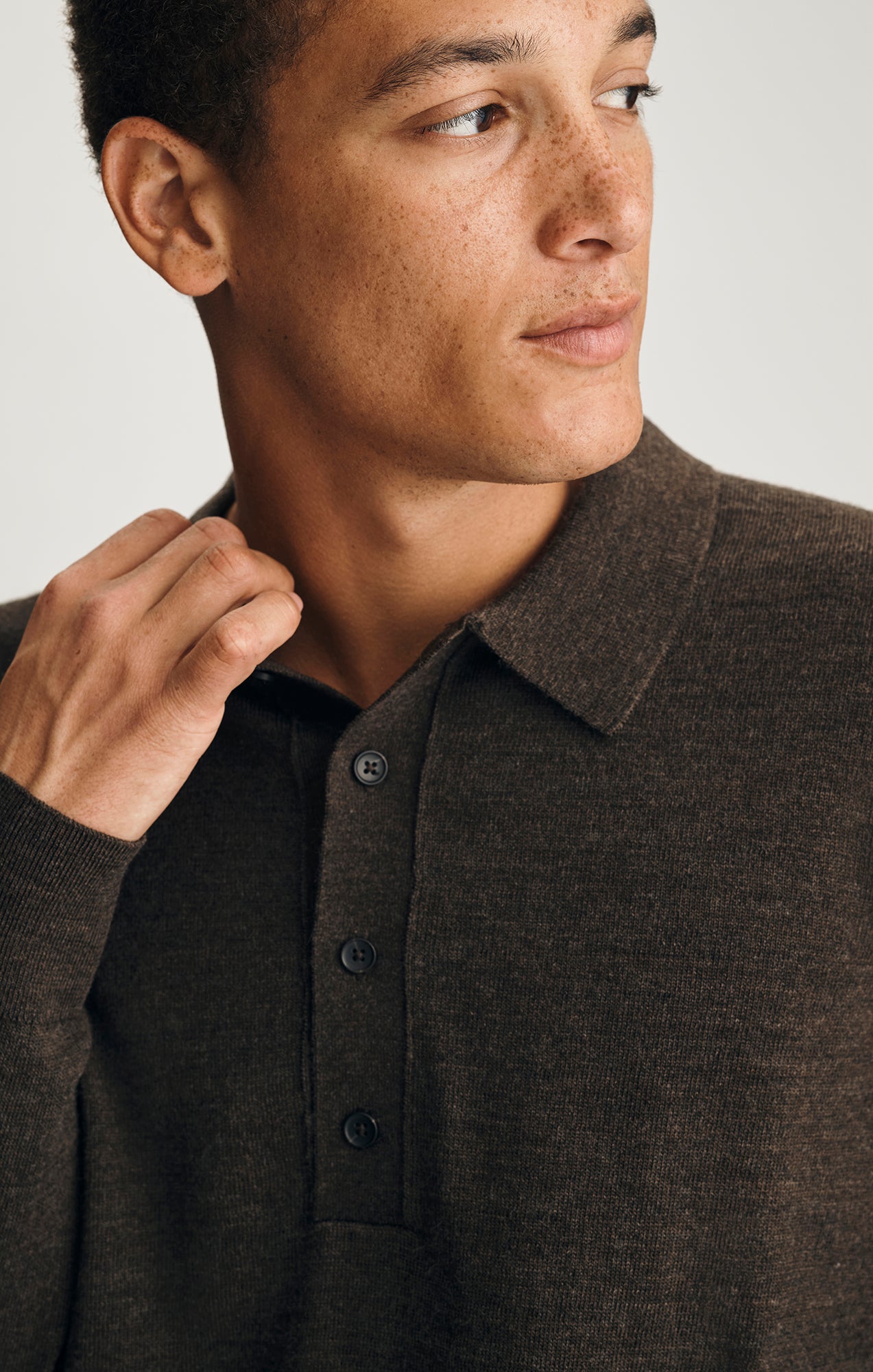 EDITION LONG SLEEVE POLO SWEATER IN SHITAKE