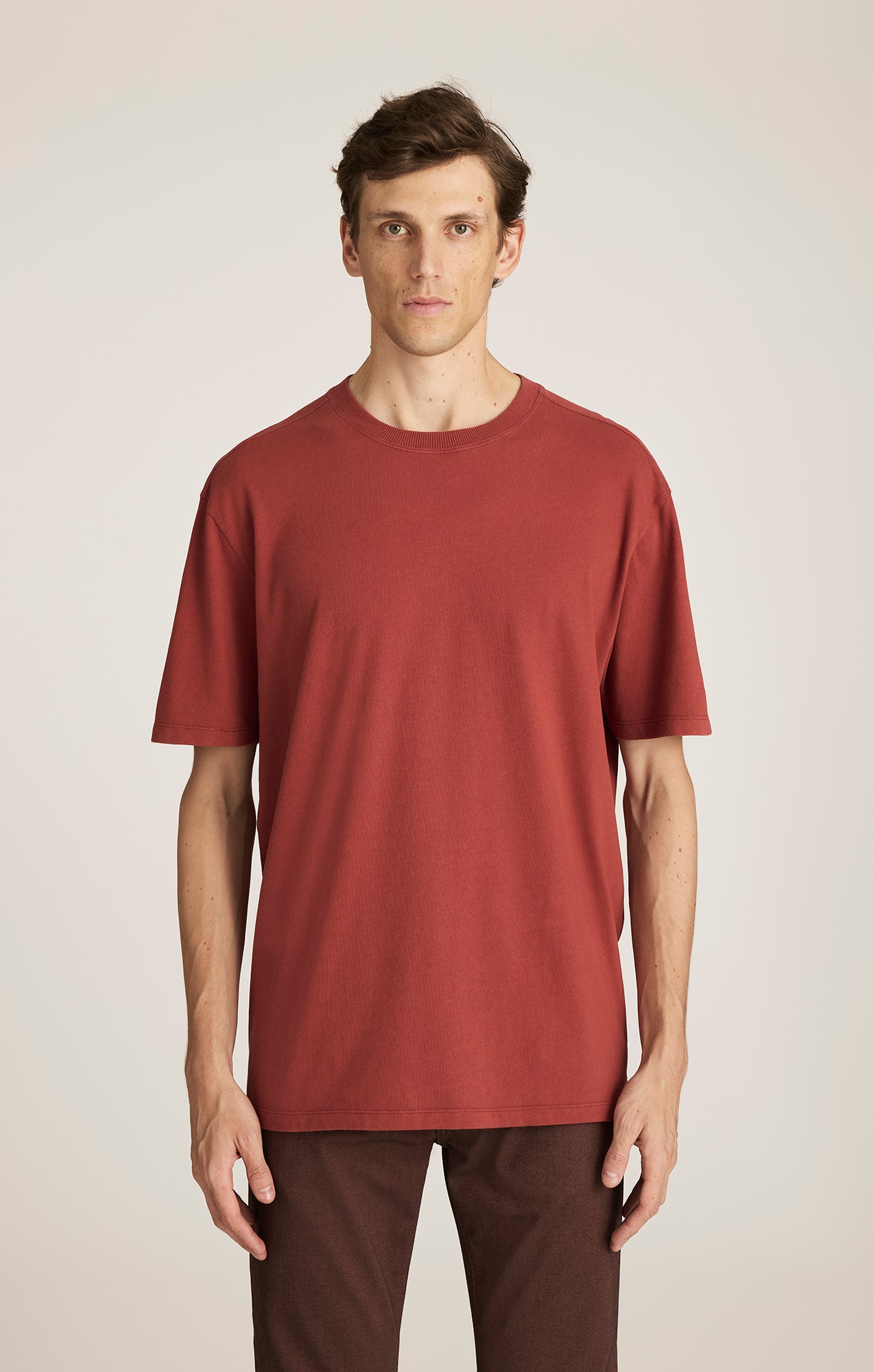 SHORT SLEEVE CREW NECK T-SHIRT IN BARN RED - Mavi Jeans