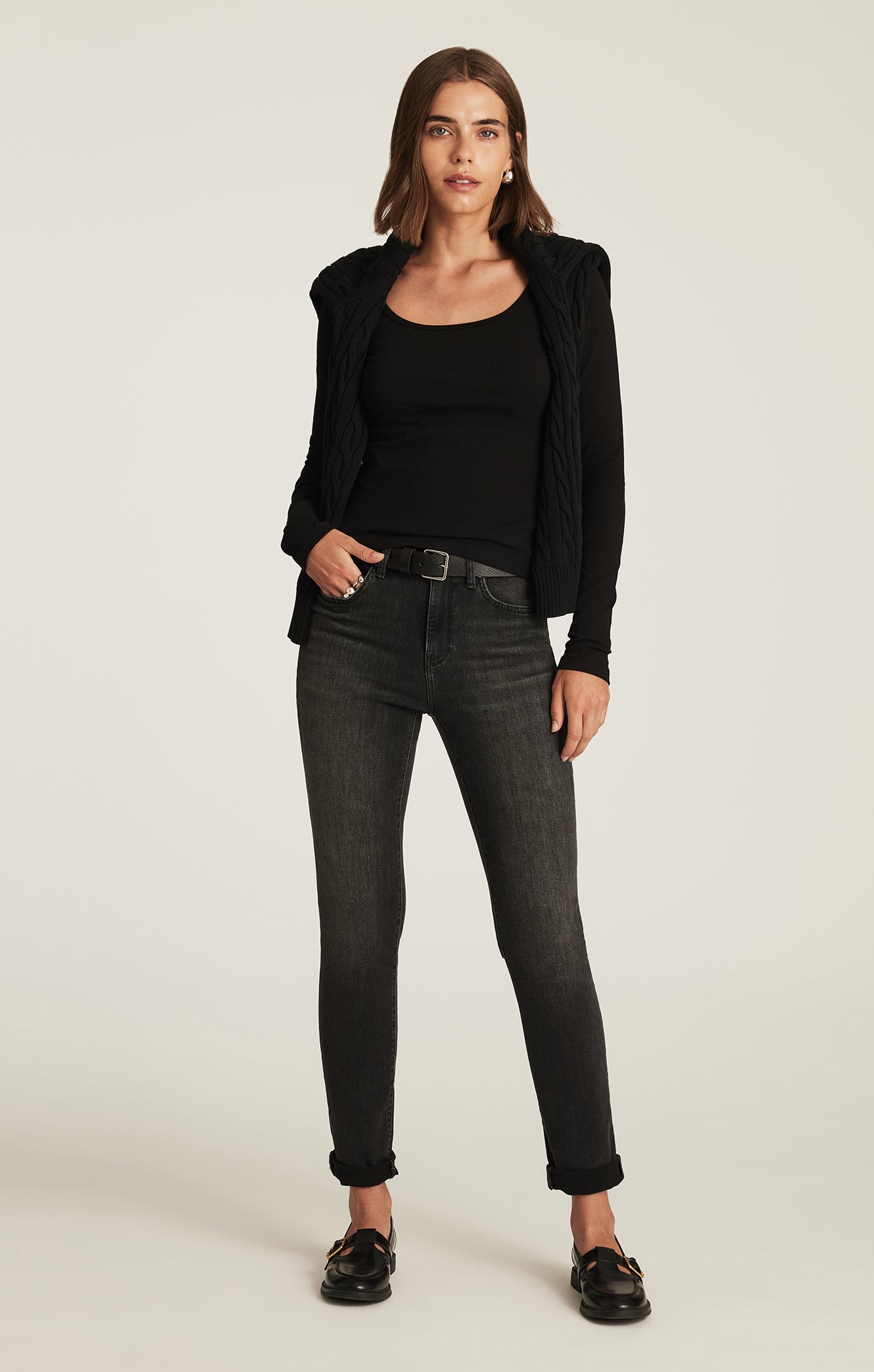 BASIC SQUARE NECK T-SHIRT IN BLACK
