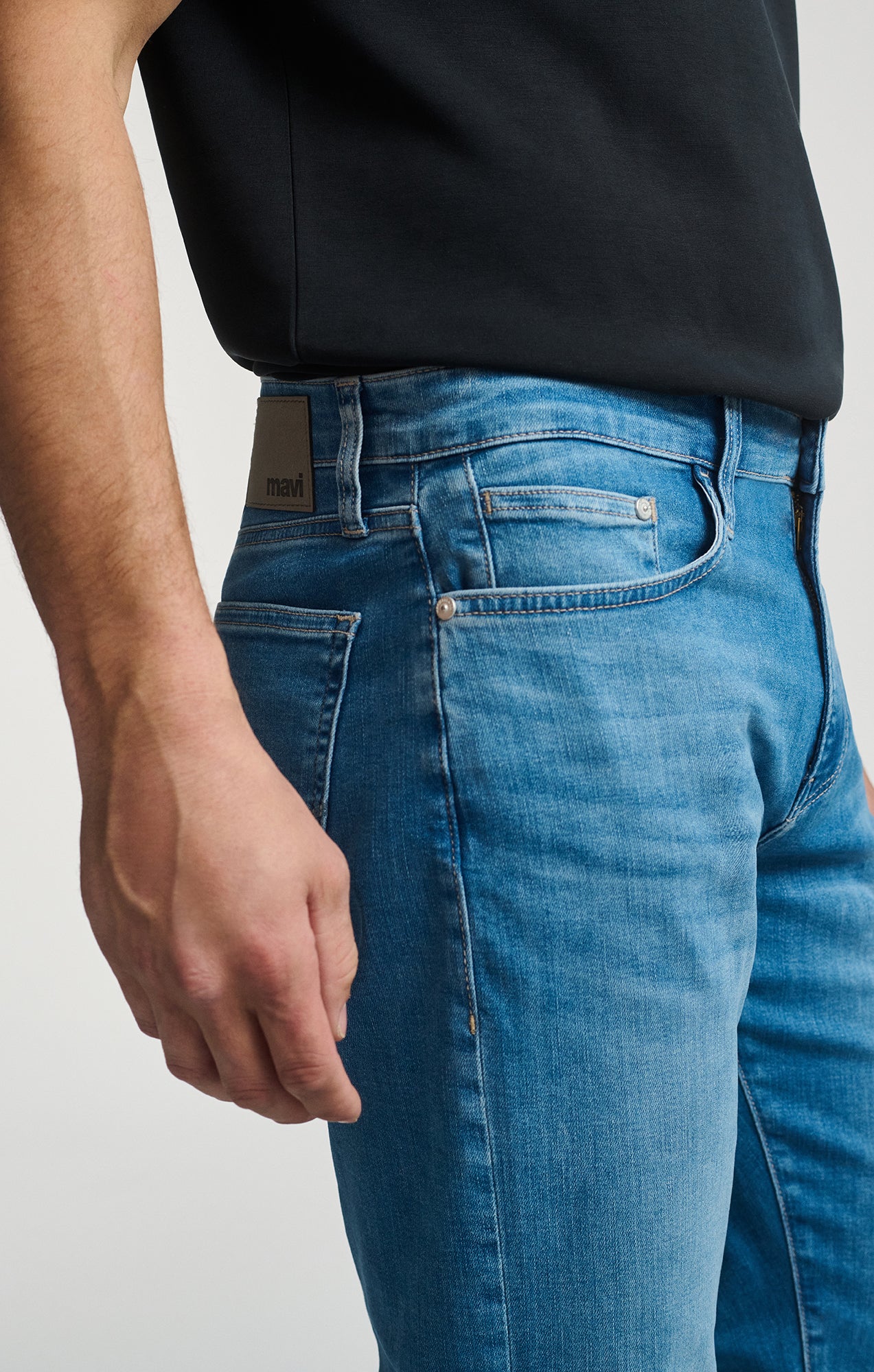 ZACH STRAIGHT LEG IN MID BRUSHED FEATHER BLUE - Mavi Jeans