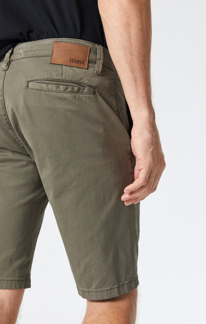 JACOB SHORTS IN DUSTY OLIVE SATEEN TWILL - Mavi Jeans