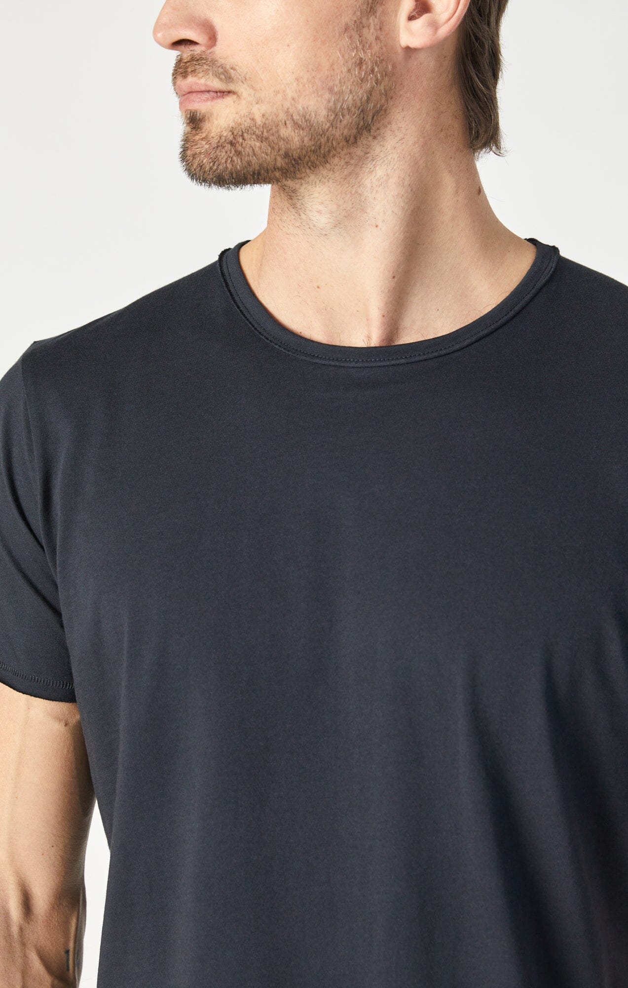 RAW EDGE NECK T-SHIRT IN BLACK - Mavi Jeans