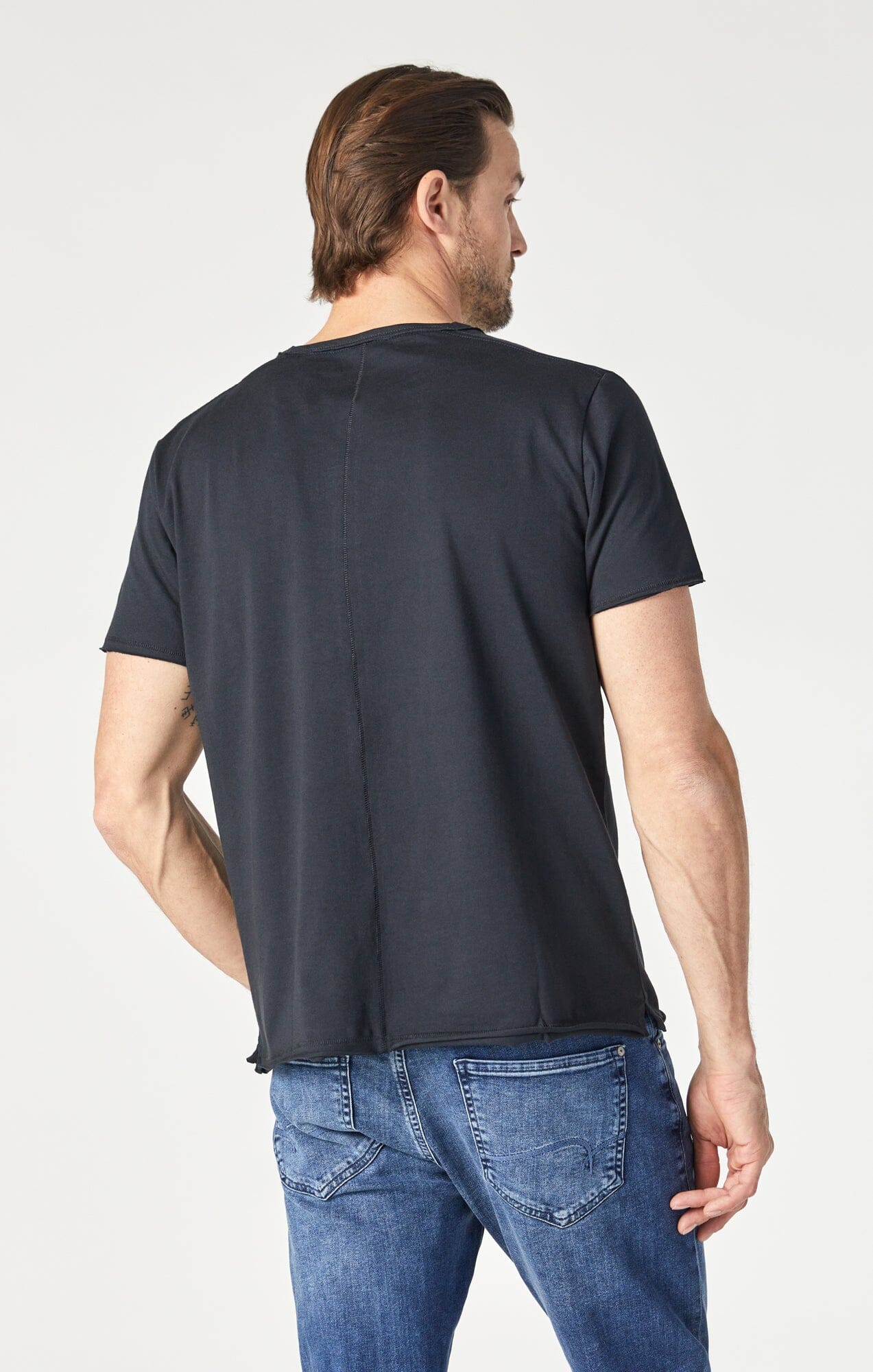 RAW EDGE NECK T-SHIRT IN BLACK - Mavi Jeans