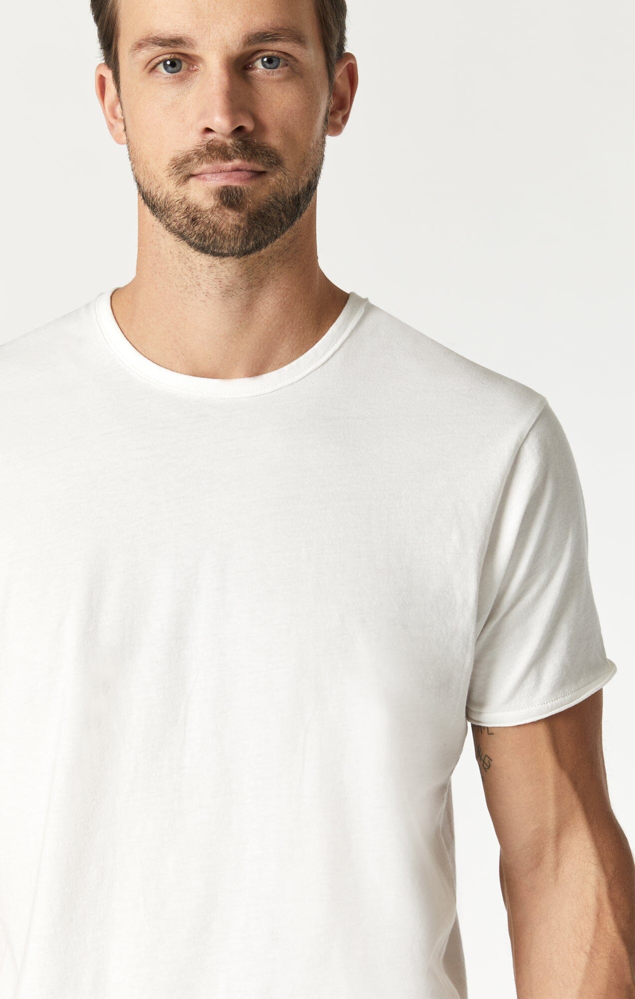 RAW EDGE NECK T-SHIRT IN BLANC DE BLANC - Mavi Jeans