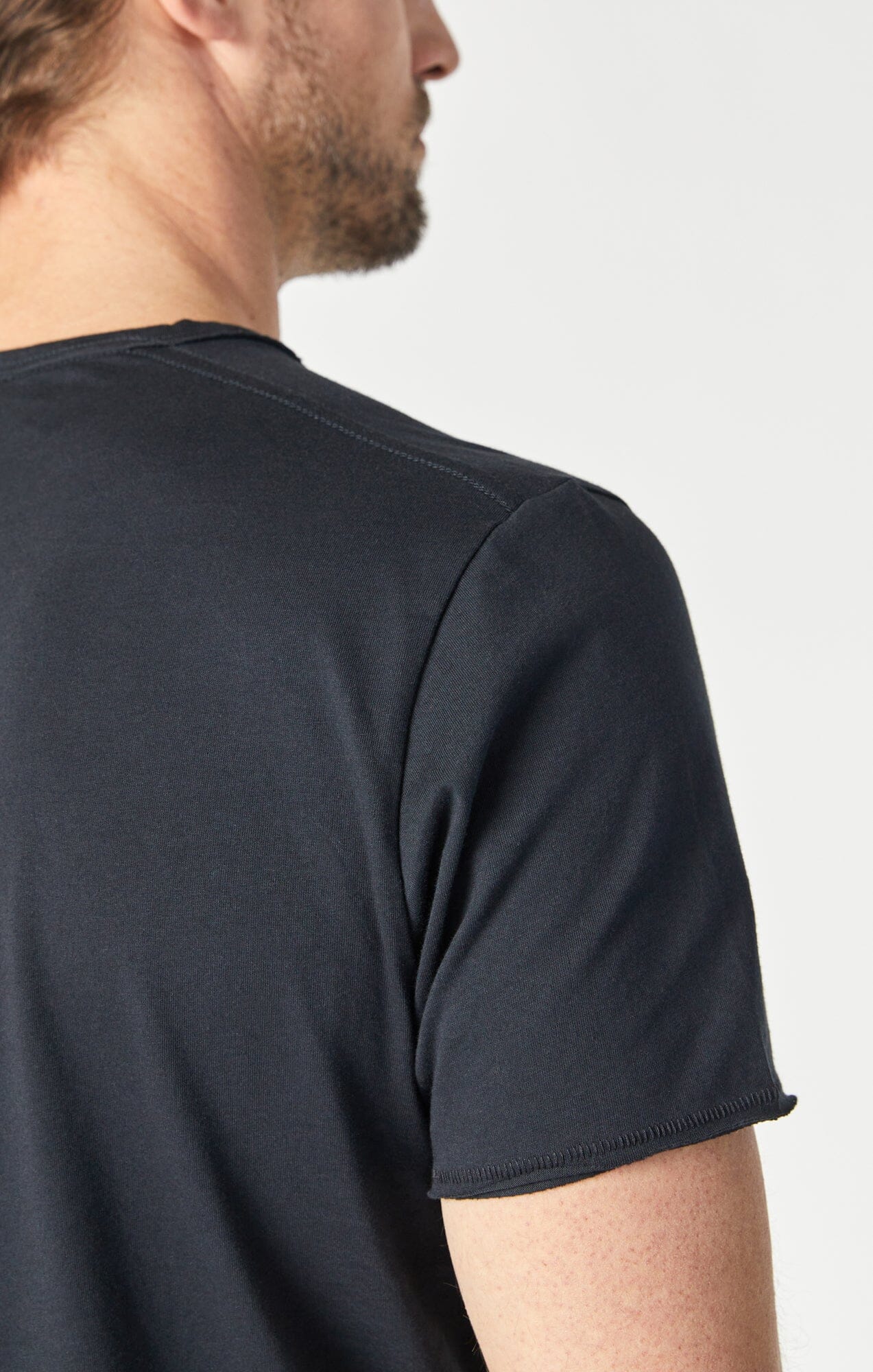 RAW EDGE NECK T-SHIRT IN BLACK - Mavi Jeans