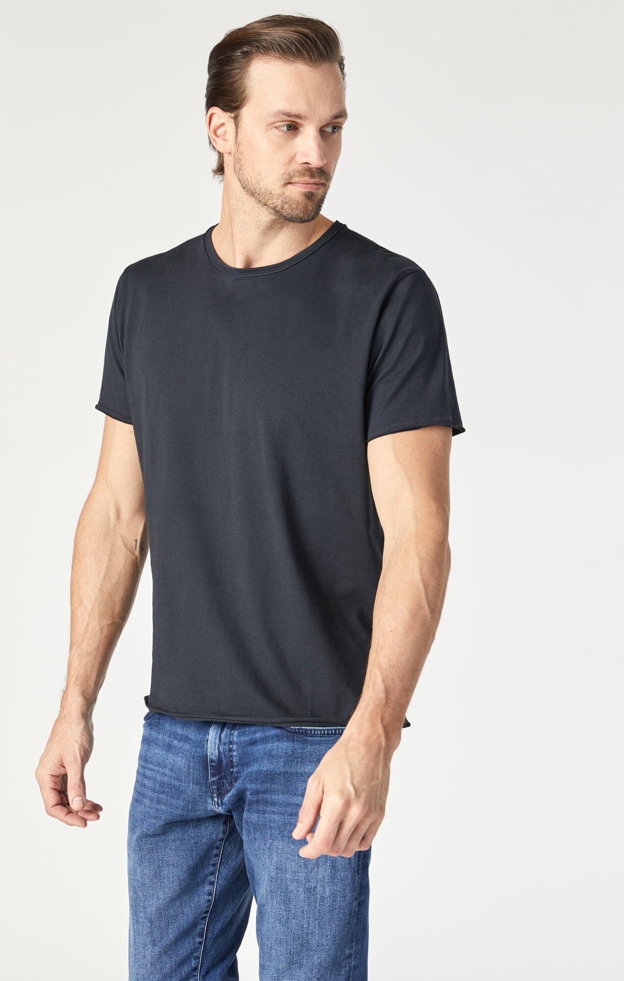 RAW EDGE NECK T-SHIRT IN BLACK - Mavi Jeans