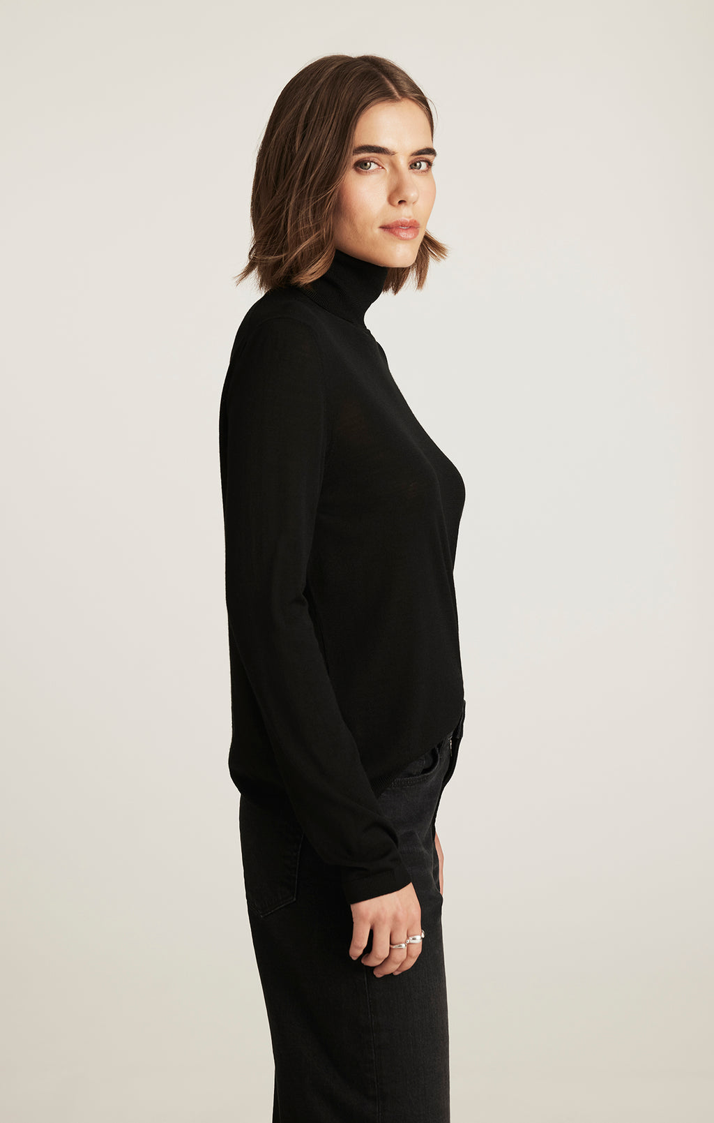 EDITION WOOL TURTLENECK SWEATER IN BLACK