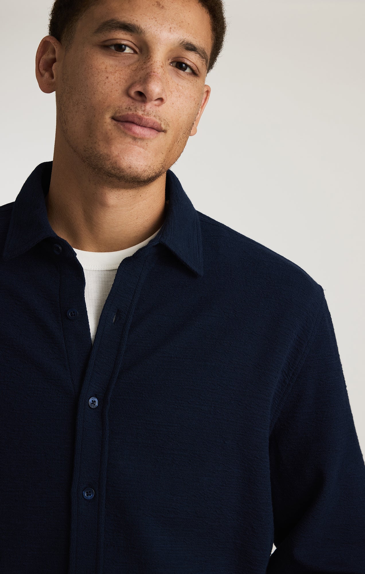 LONG SLEEVE BUTTON-UP SHIRT IN BLACK IRIS