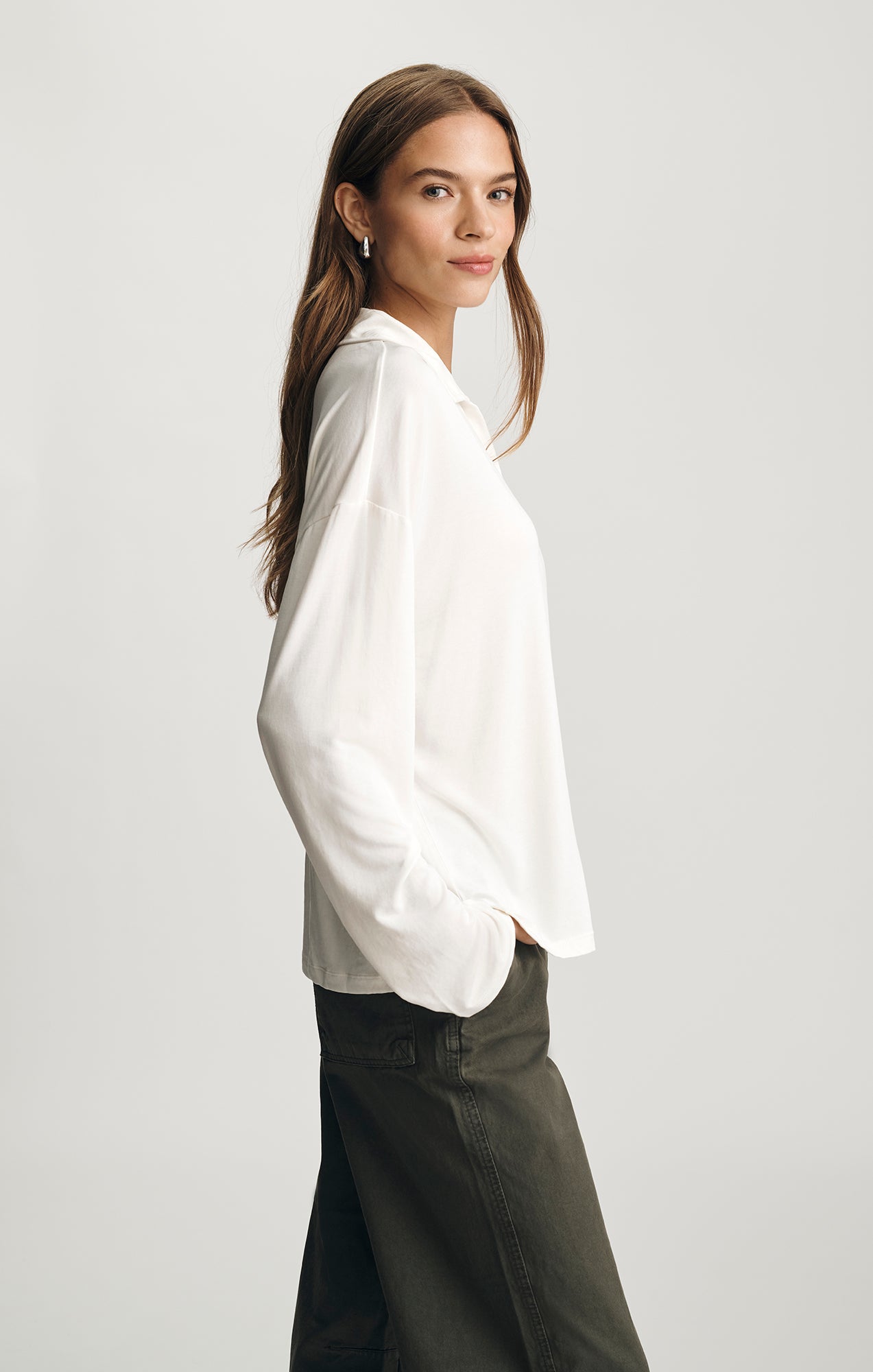 LUXE TOUCH TENCEL™ V-NECK T-SHIRT IN ANTIQUE WHITE - Mavi Jeans
