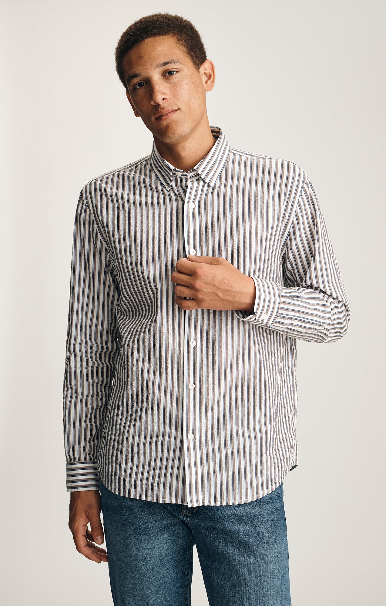 EDITION STRIPED BUTTON-UP SHIRT IN SHITAKE STRIPE