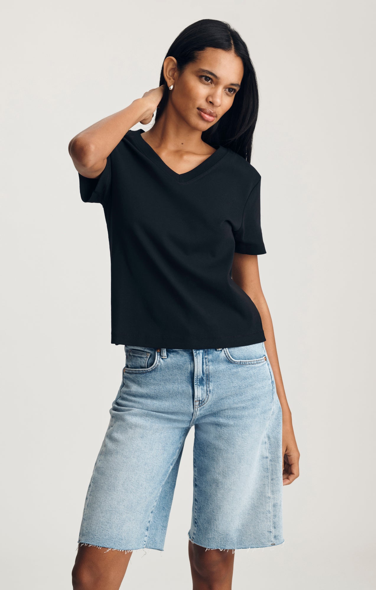 OLIVIA V-NECK T-SHIRT IN BLACK