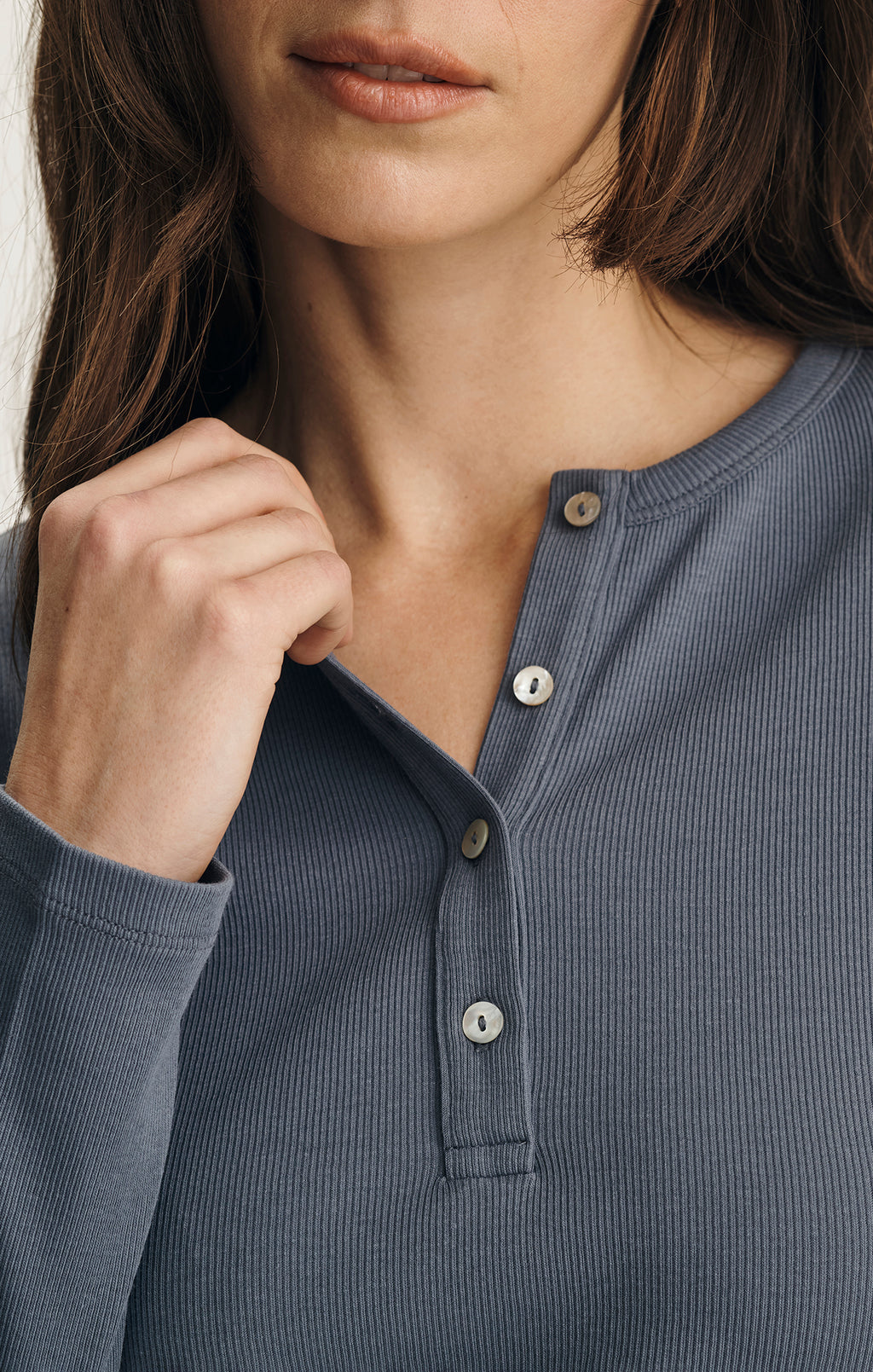 LONG SLEEVE HENLEY T-SHIRT IN GRISAILLE - Mavi Jeans