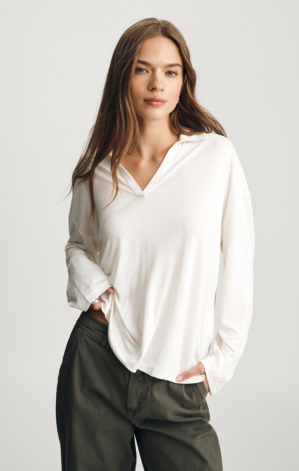 LUXE TOUCH TENCEL™ V-NECK T-SHIRT IN ANTIQUE WHITE - Mavi Jeans