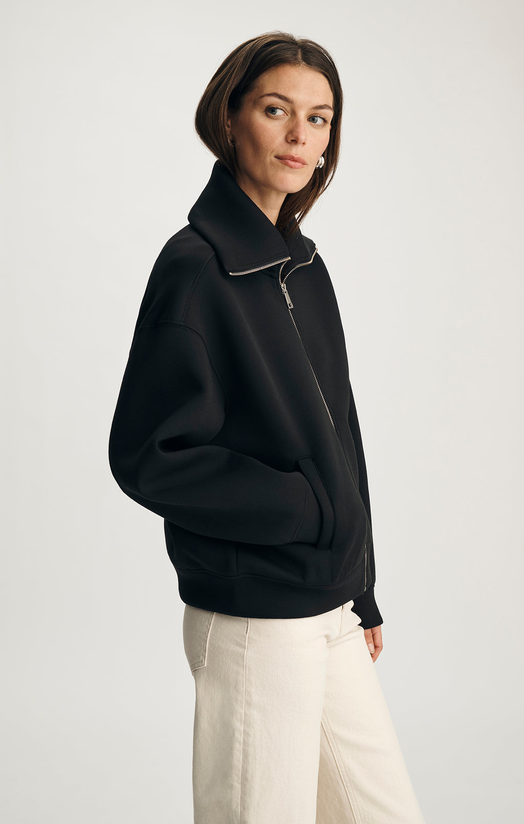 SPORTY LUXE ZIP-UP SWEATSHIRT IN BLACK