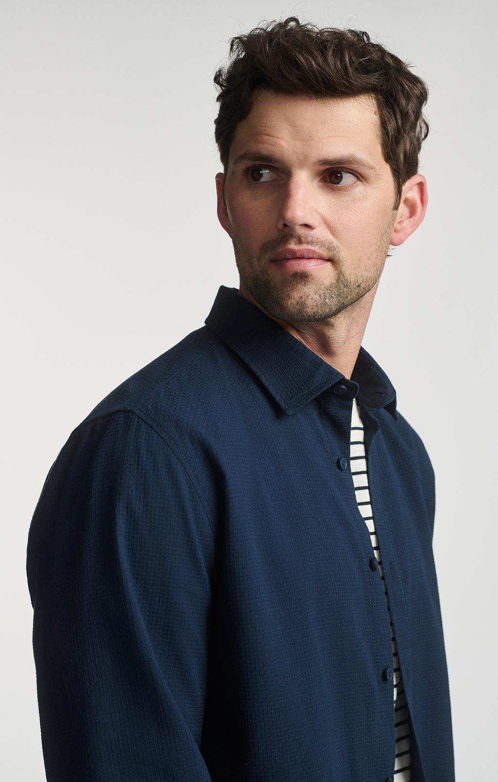 LONG SLEEVE BUTTON-UP SHIRT IN BLACK IRIS - Mavi Jeans