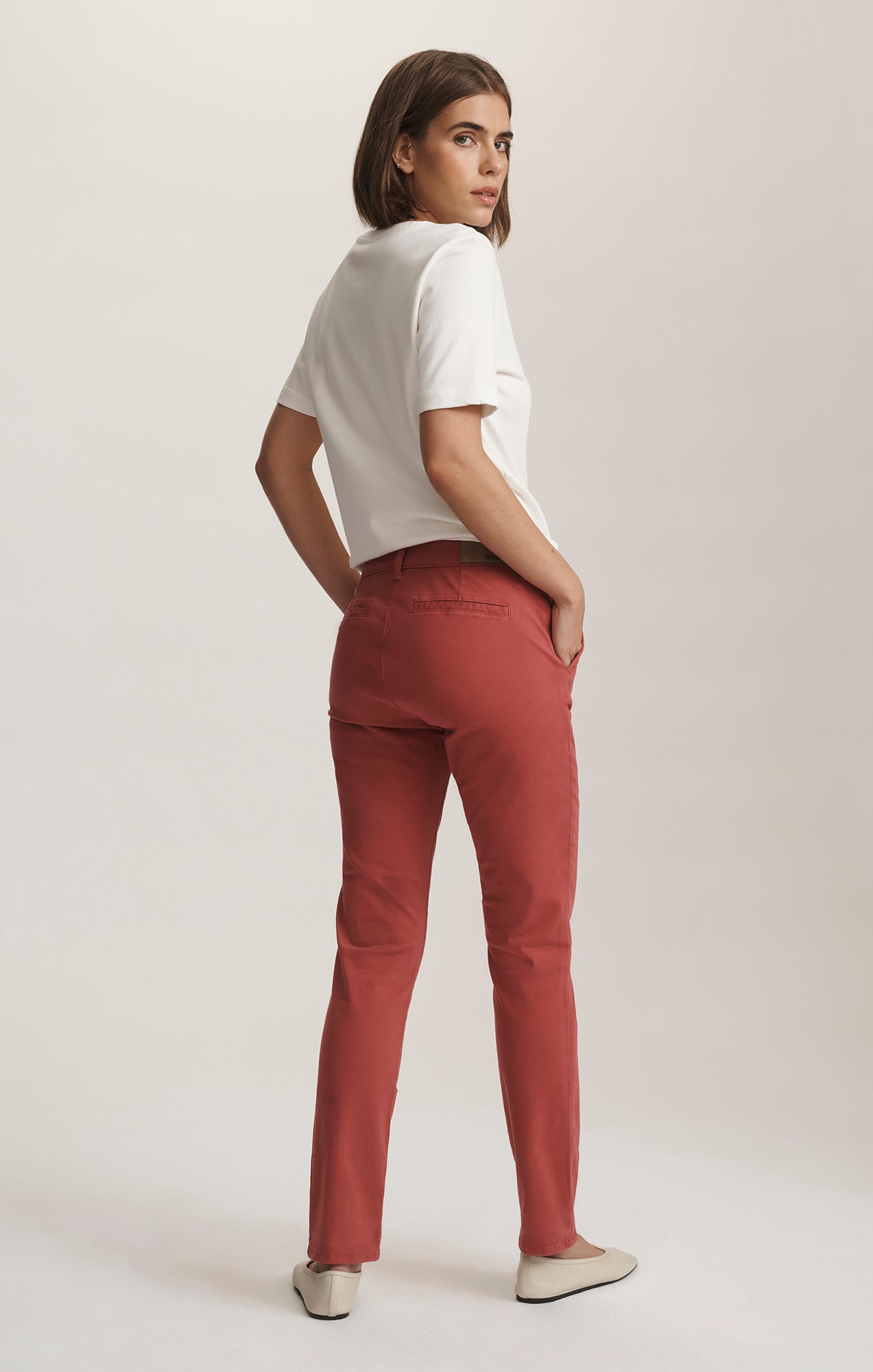 KATHLEEN SLIM BOYFRIEND CHINO IN BUBBLEGUM CASUAL TWILL - Mavi Jeans