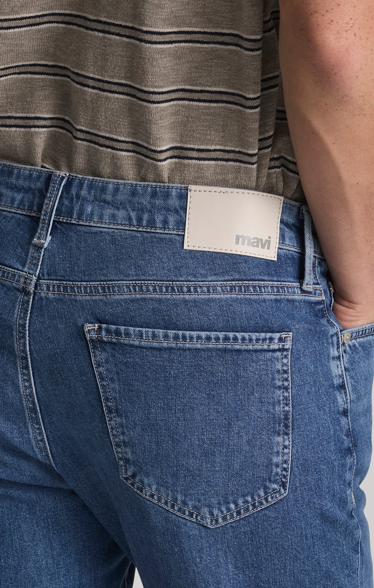 ZACH STRAIGHT LEG IN MID OCEAN BLUE - Mavi Jeans