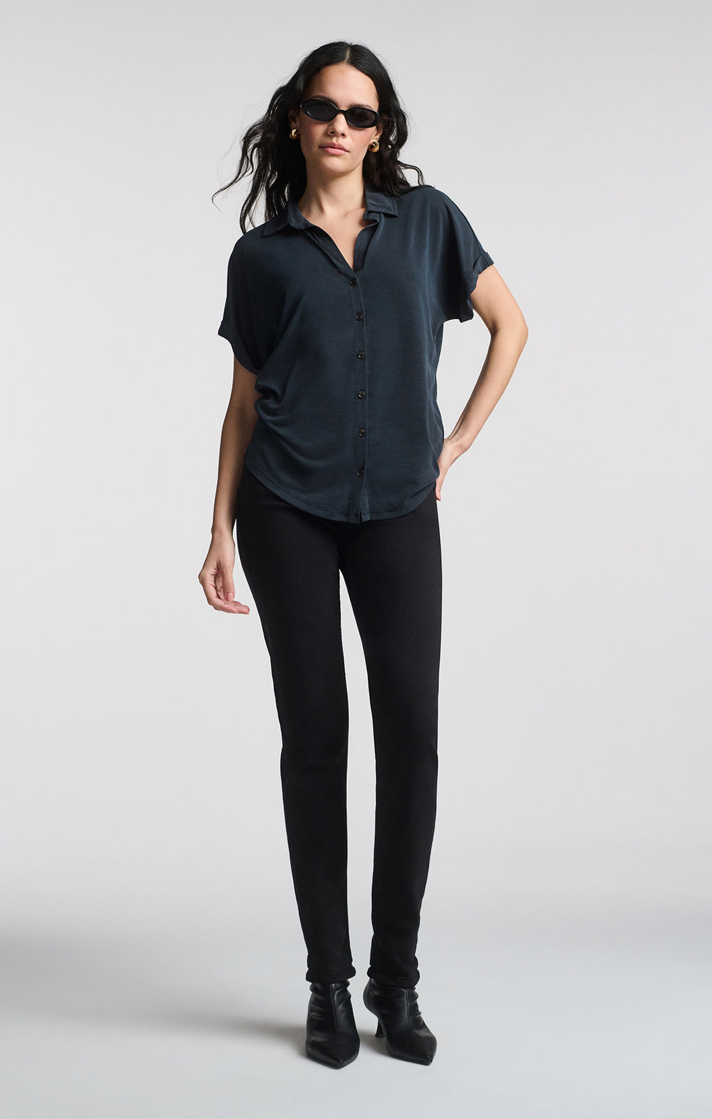 LUXE TOUCH TENCEL™ BUTTON-UP T-SHIRT IN BLACK - Mavi Jeans
