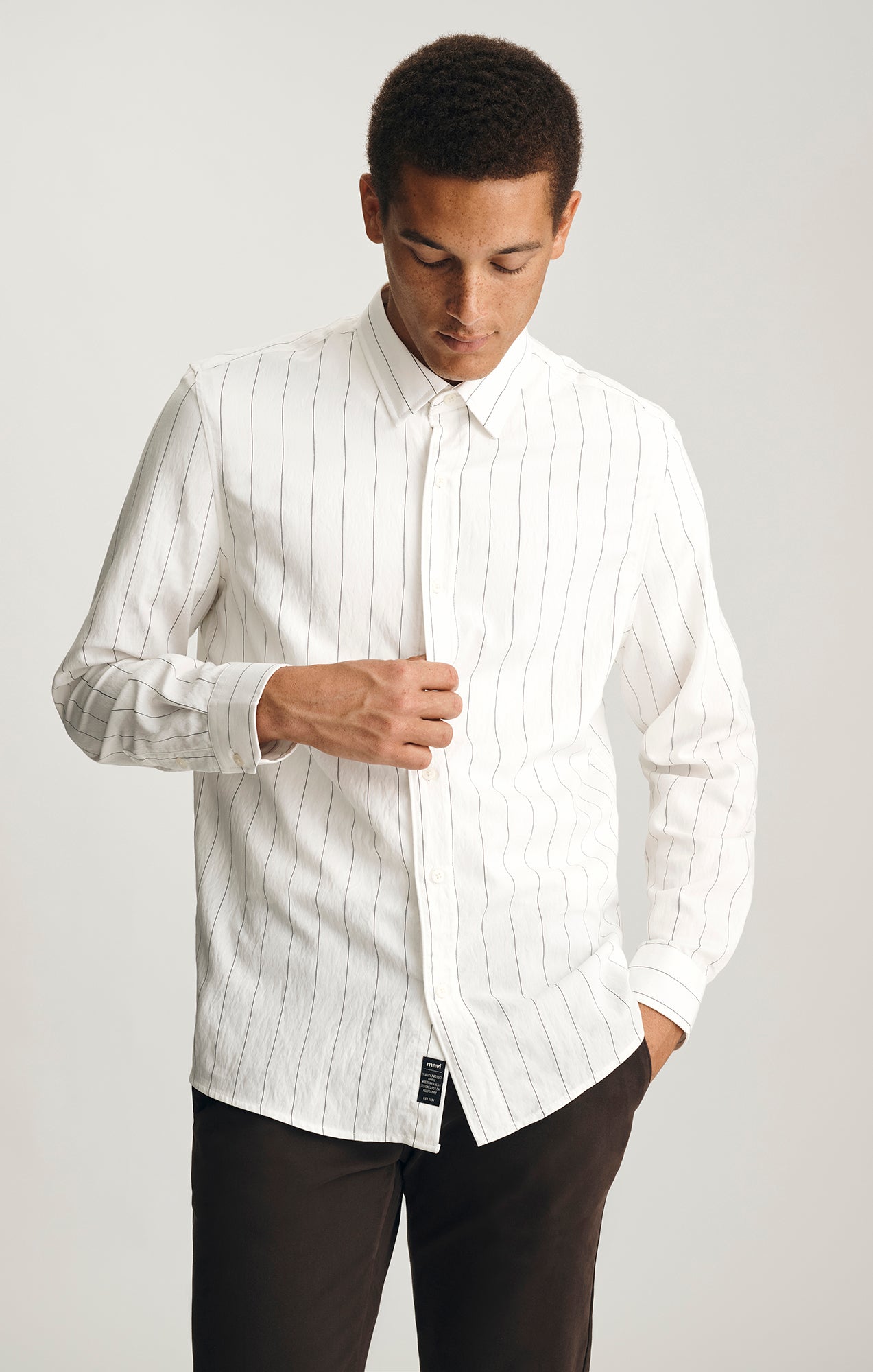 STRIPED LONG SLEEVE BUTTON-UP SHIRT IN ANTIQUE WHITE ZEMIN BLACK STRIPE