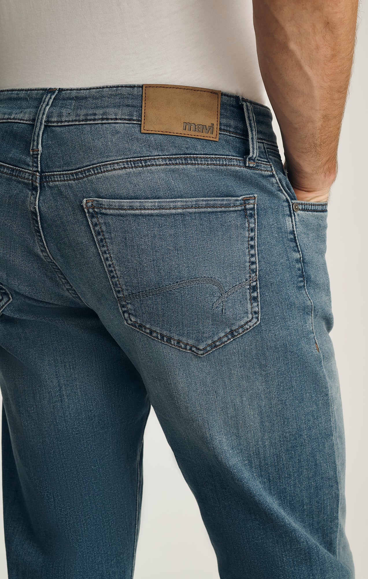 MATT RELAXED STRAIGHT LEG IN LIGHT BLUE WILLIAMSBURG