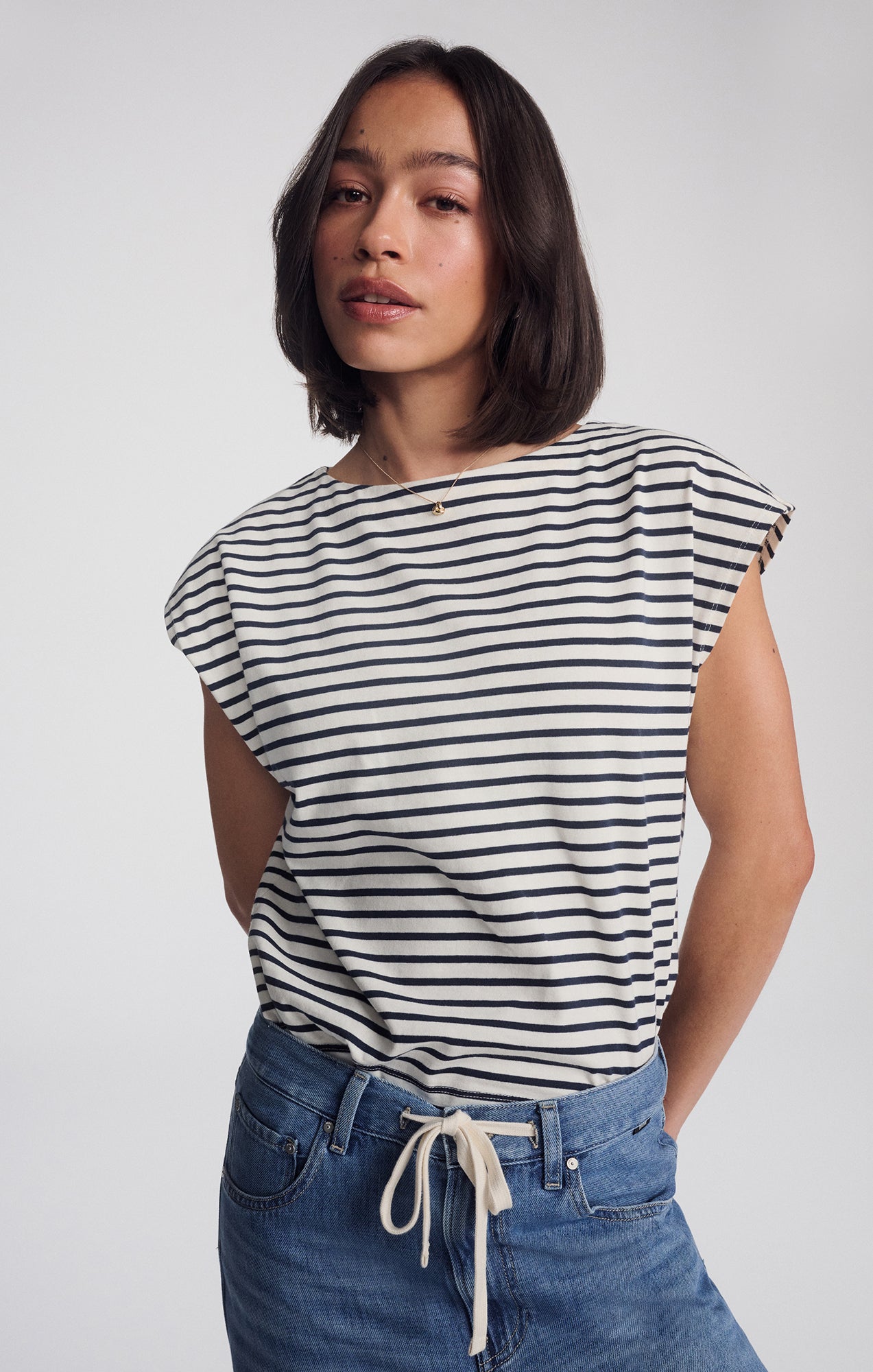 BOAT NECK SLEEVELESS SHIRT IN NAVY BLAZER STRIPE - Mavi Jeans