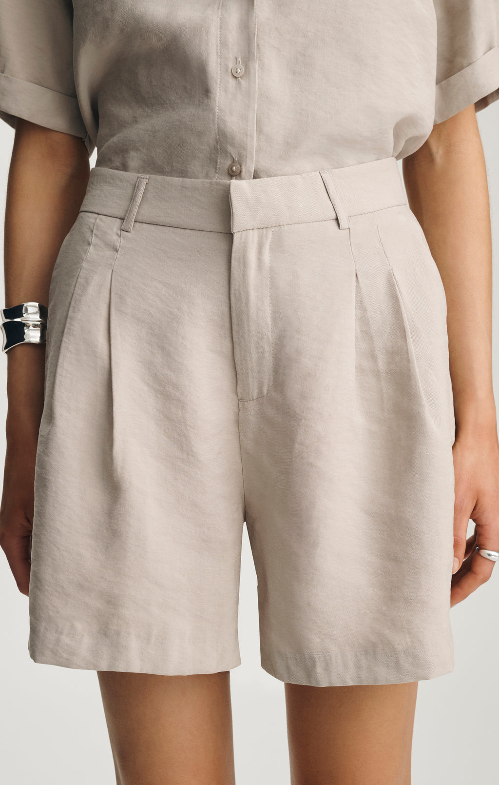 LUXE TOUCH PLEATED SHORTS IN OYSTER GRAY - Mavi Jeans