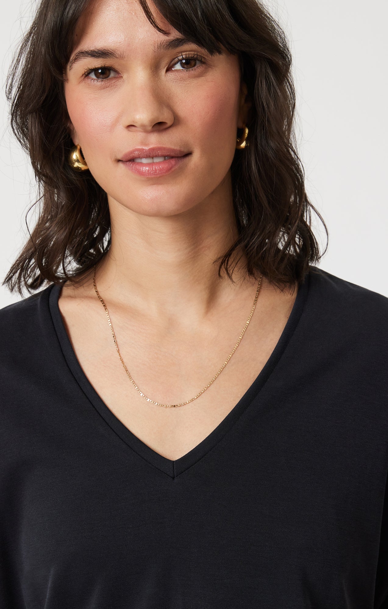 LUXE TOUCH TENCEL™ V-NECK T-SHIRT IN BLACK - Mavi Jeans