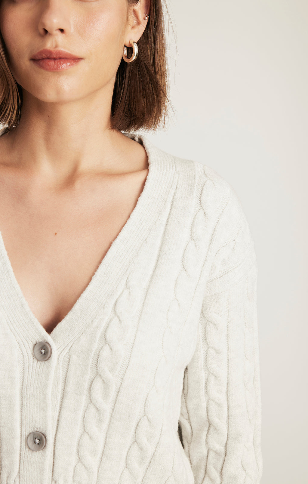 CROPPED CABLE-KNIT CARDIGAN IN LIGHT GREY MELANGE