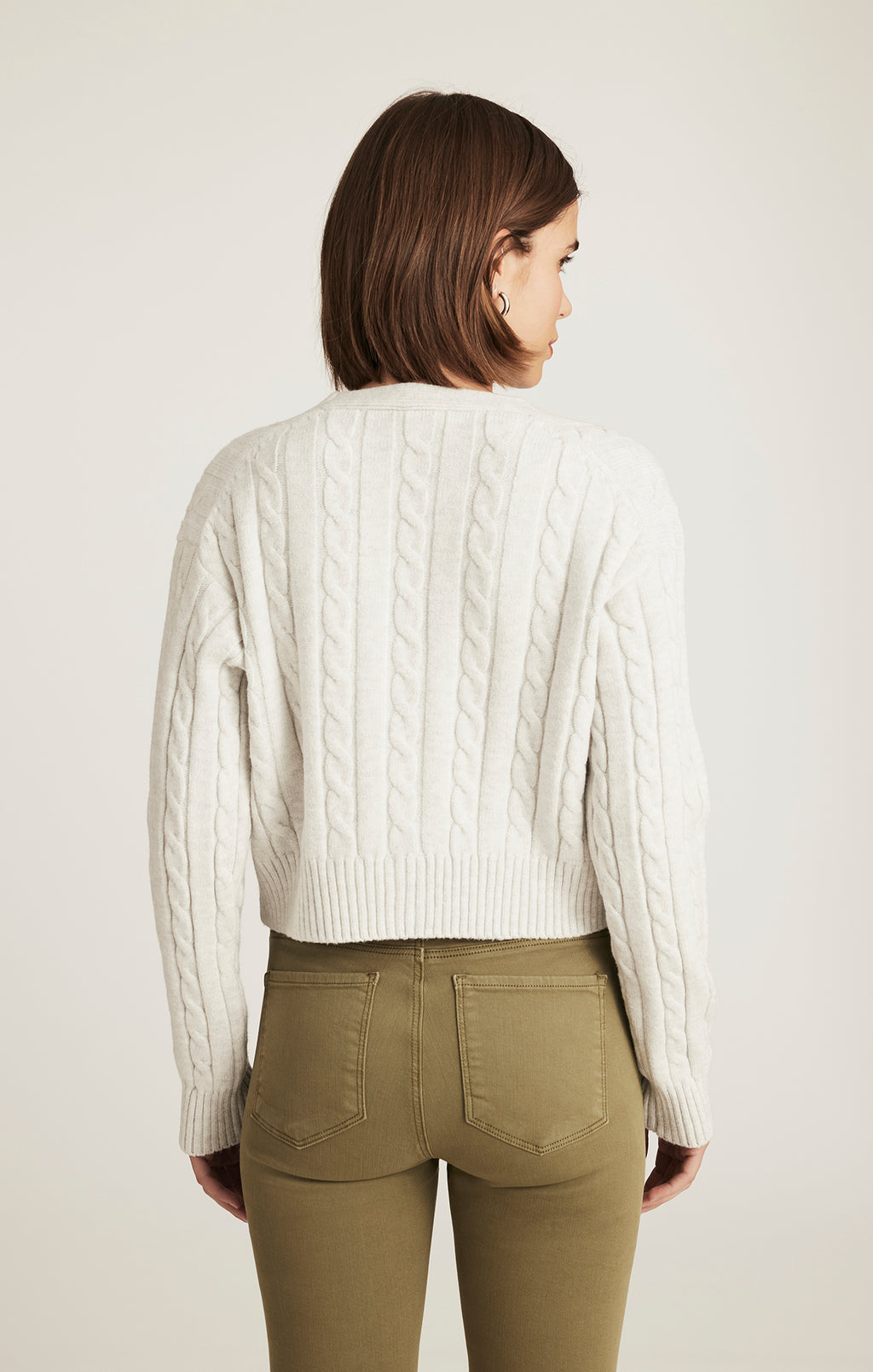 CROPPED CABLE-KNIT CARDIGAN IN LIGHT GREY MELANGE