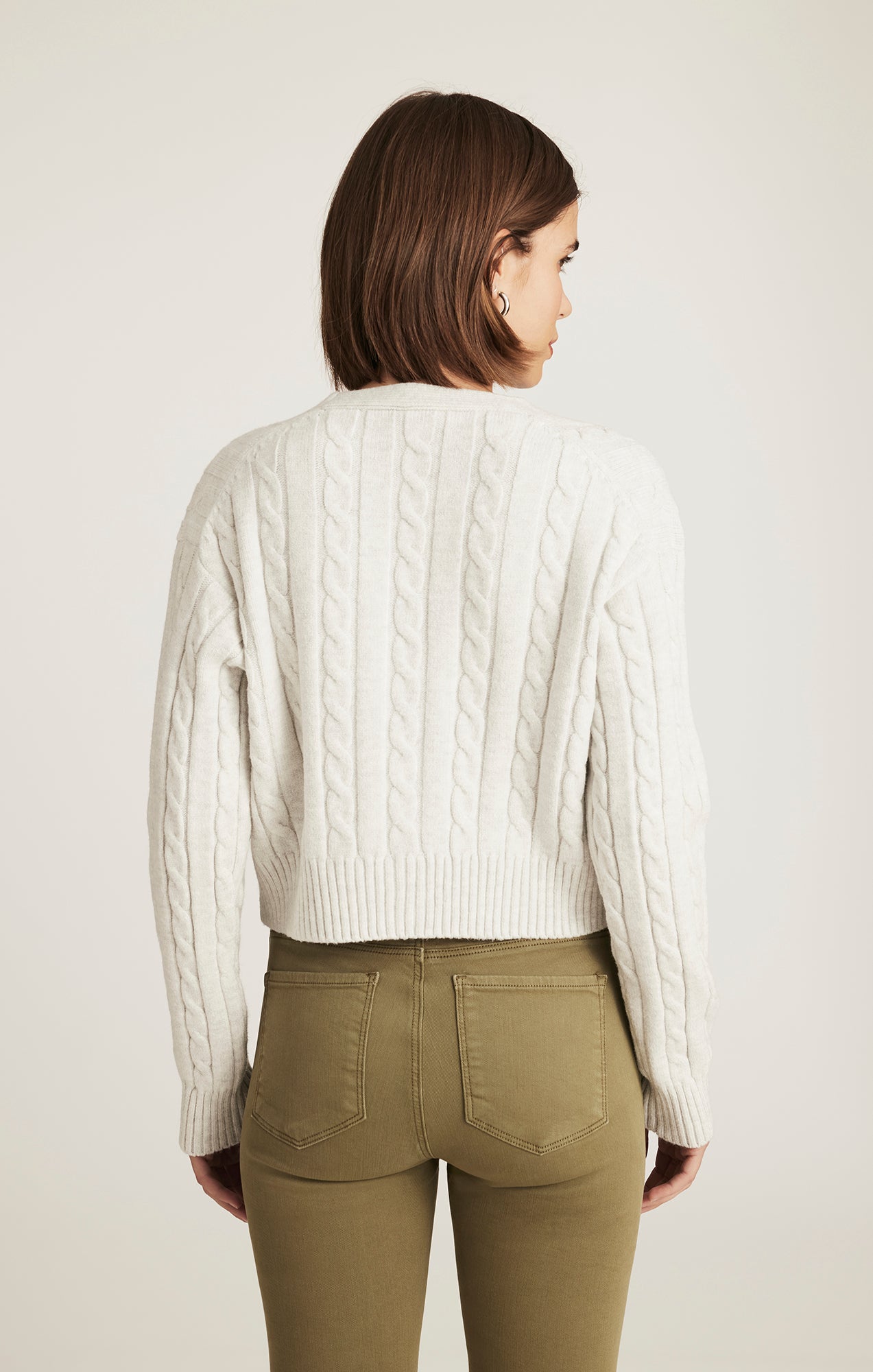 CROPPED CABLE-KNIT CARDIGAN IN LIGHT GREY MELANGE