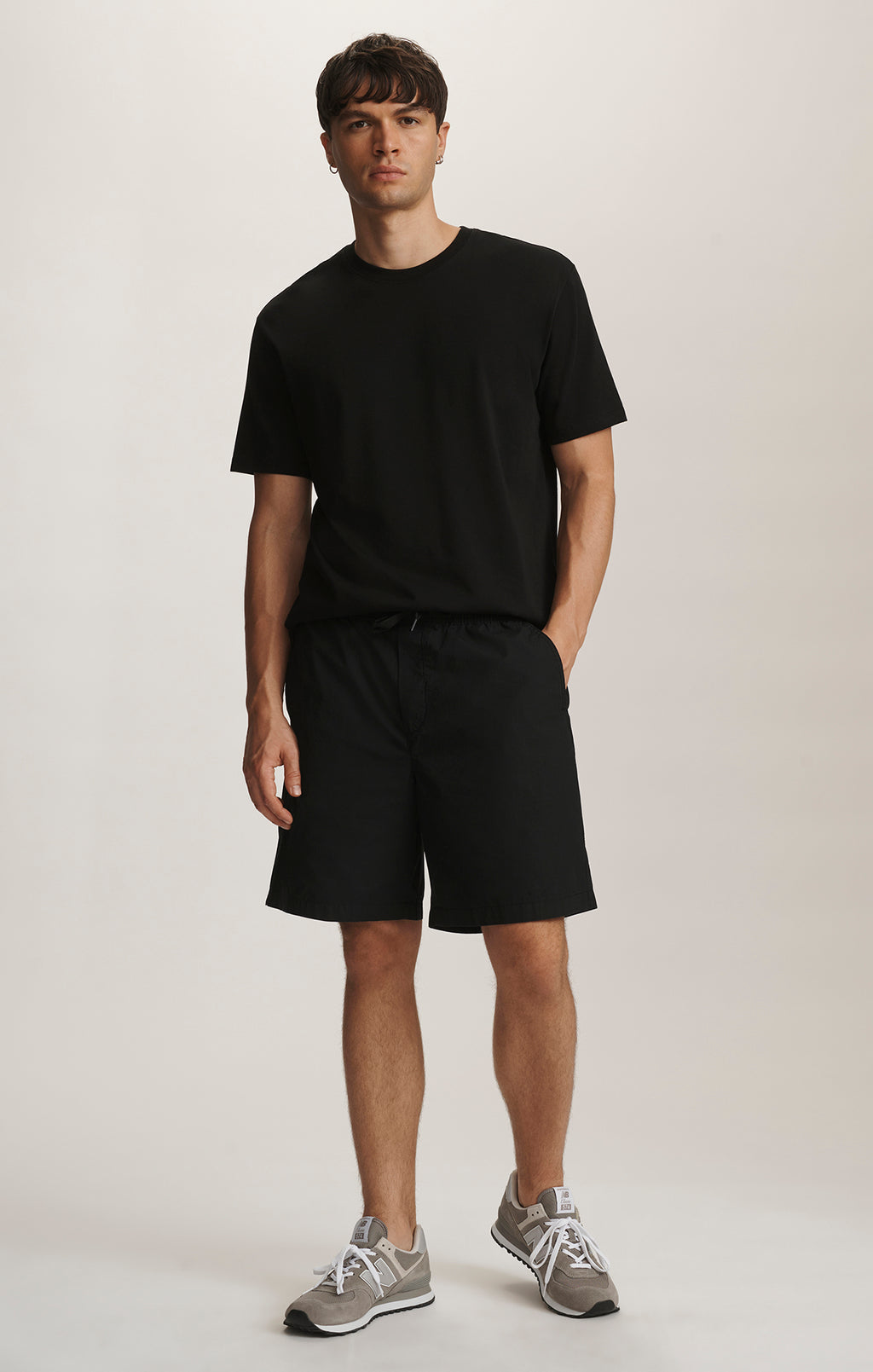 SPORTY DRAWSTRING SHORTS IN BLACK