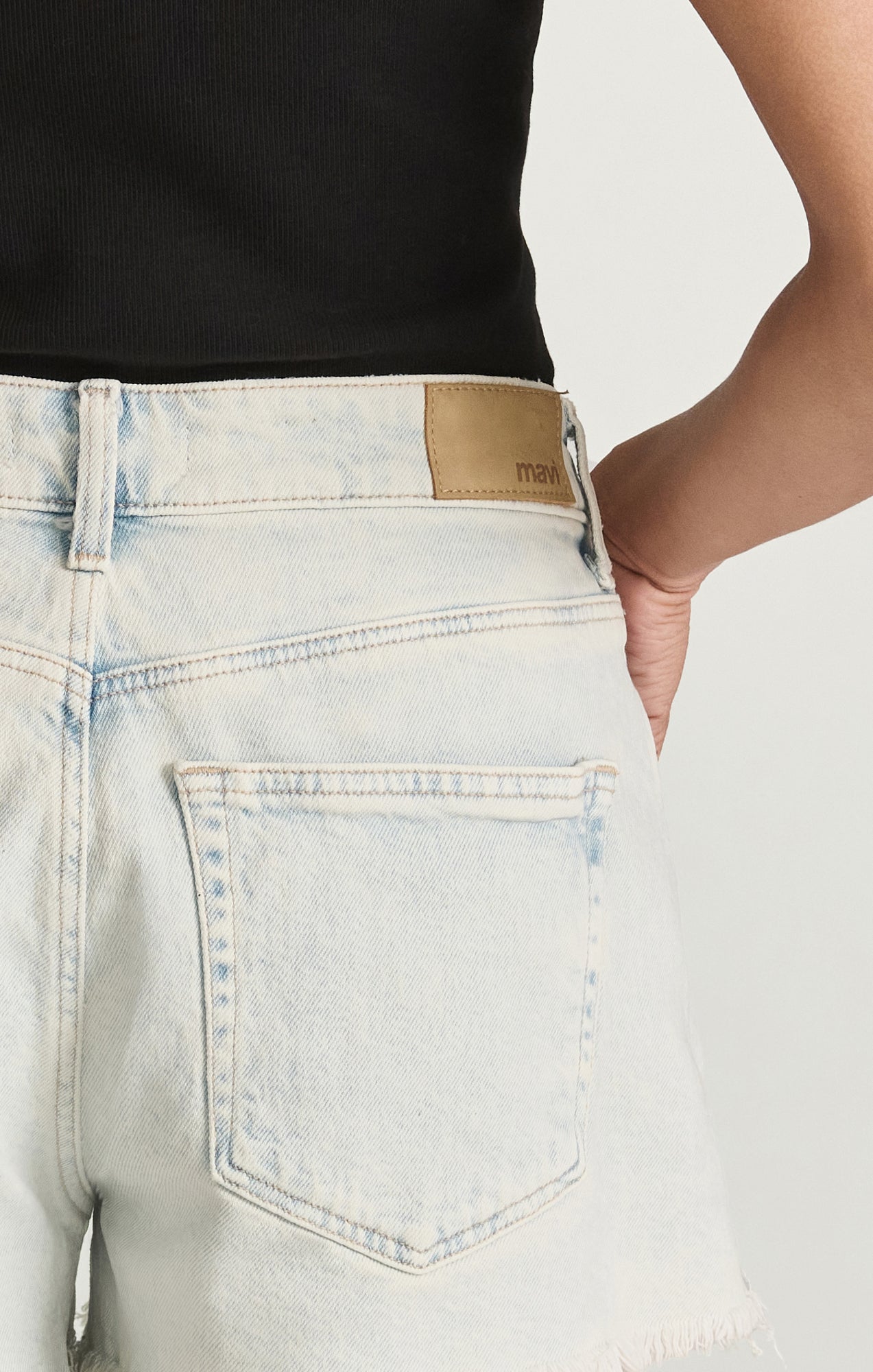 ROSIE BOYFRIEND SHORTS IN BLEACHED 90'S - Mavi Jeans