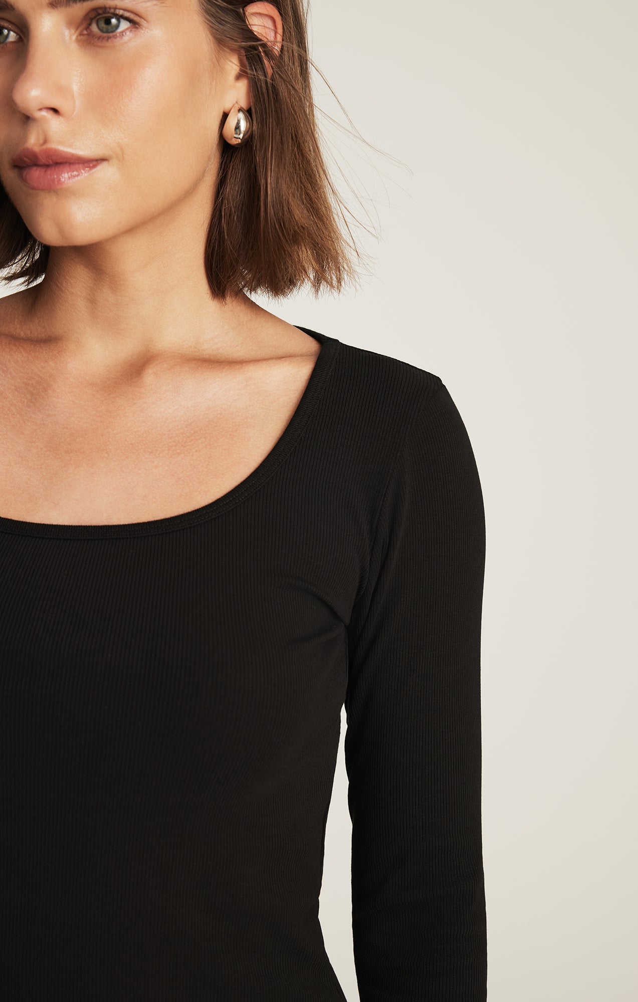 BASIC SQUARE NECK T-SHIRT IN BLACK