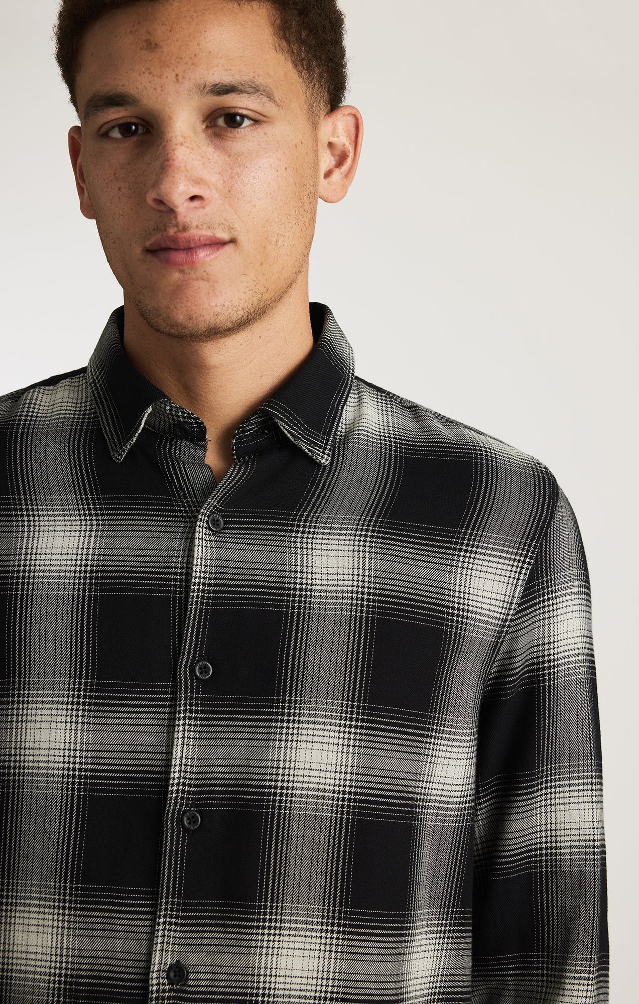 PLAID LONG SLEEVE BUTTON-UP SHIRT IN BLACK CHECK