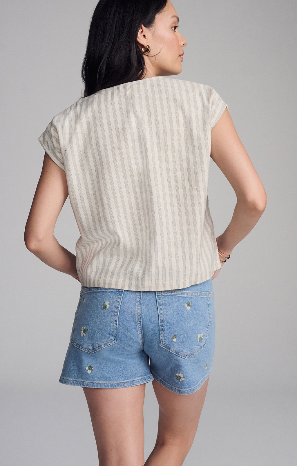 V-NECK SHORT SLEEVE BUTTON SHIRT IN BLACK STRIPE - Mavi Jeans