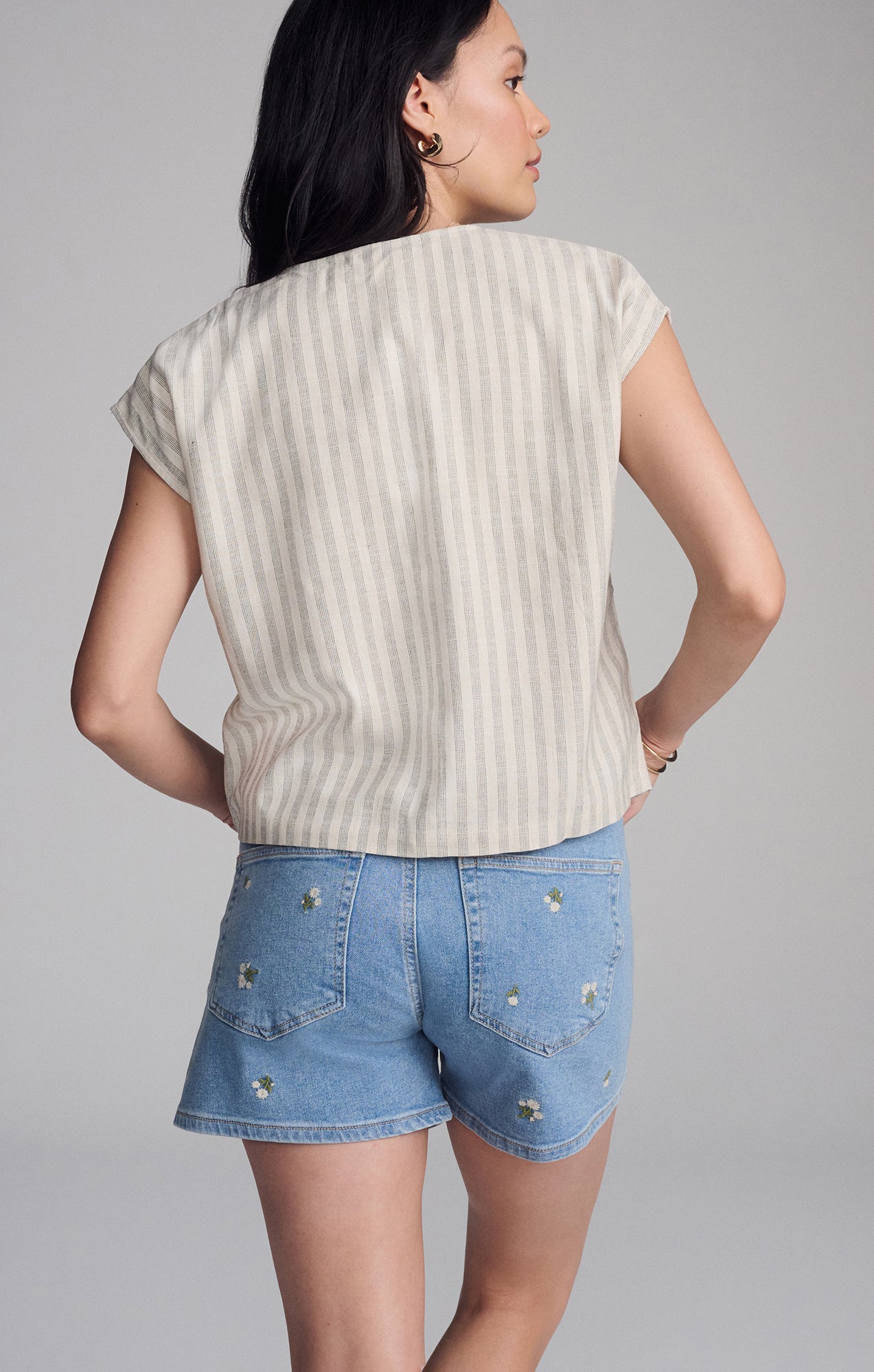 V-NECK SHORT SLEEVE BUTTON SHIRT IN BLACK STRIPE - Mavi Jeans