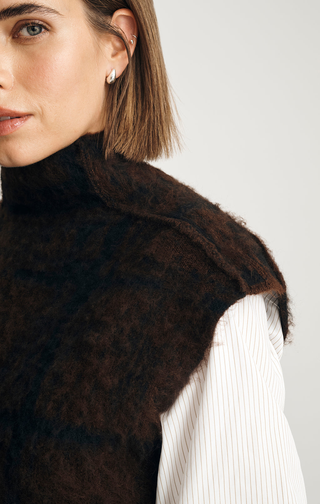 HIGH NECK SWEATER VEST IN TIRAMISU