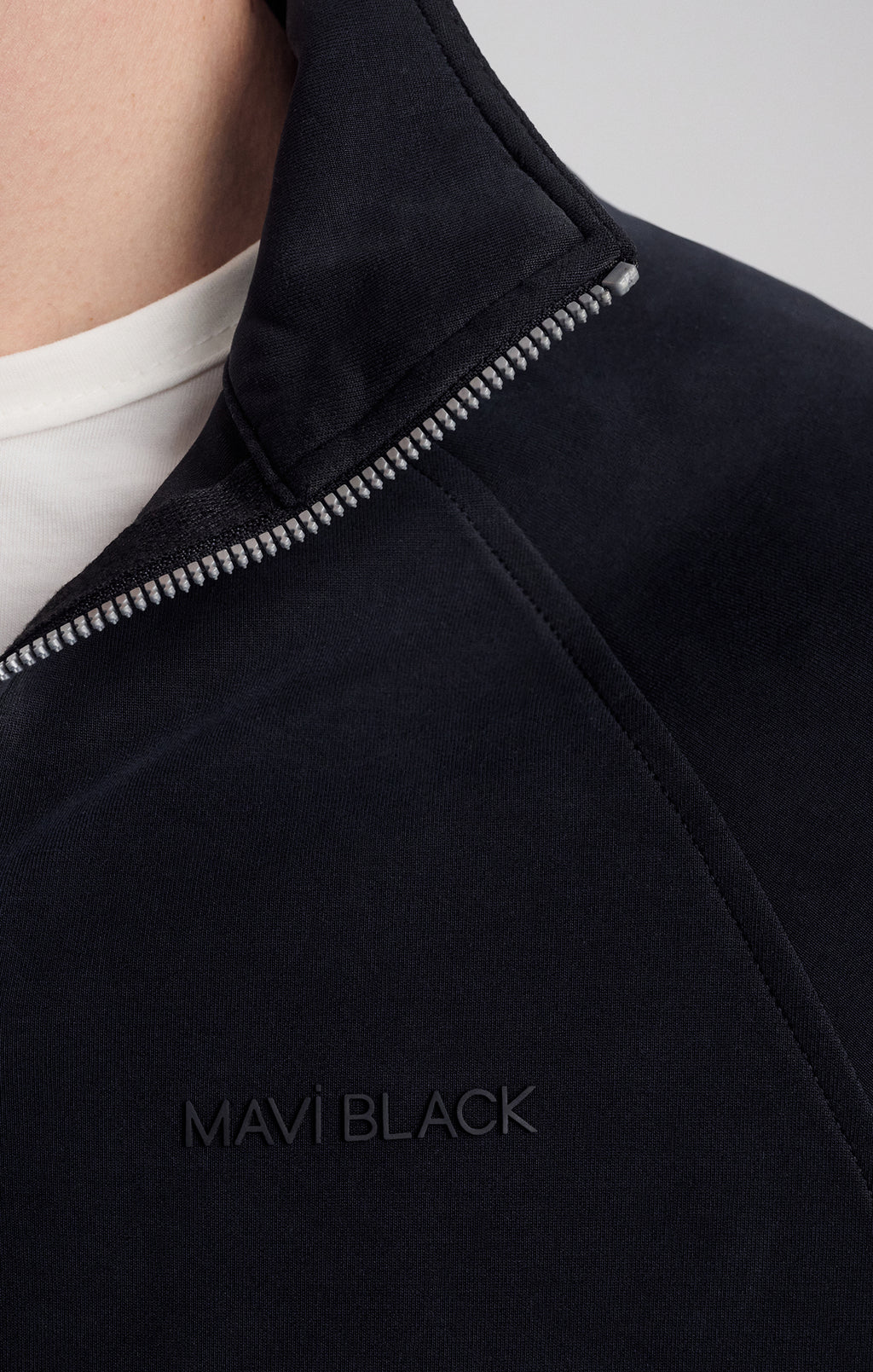 QUARTER ZIP SWEATSHIRT IN JET BLACK - Mavi Jeans