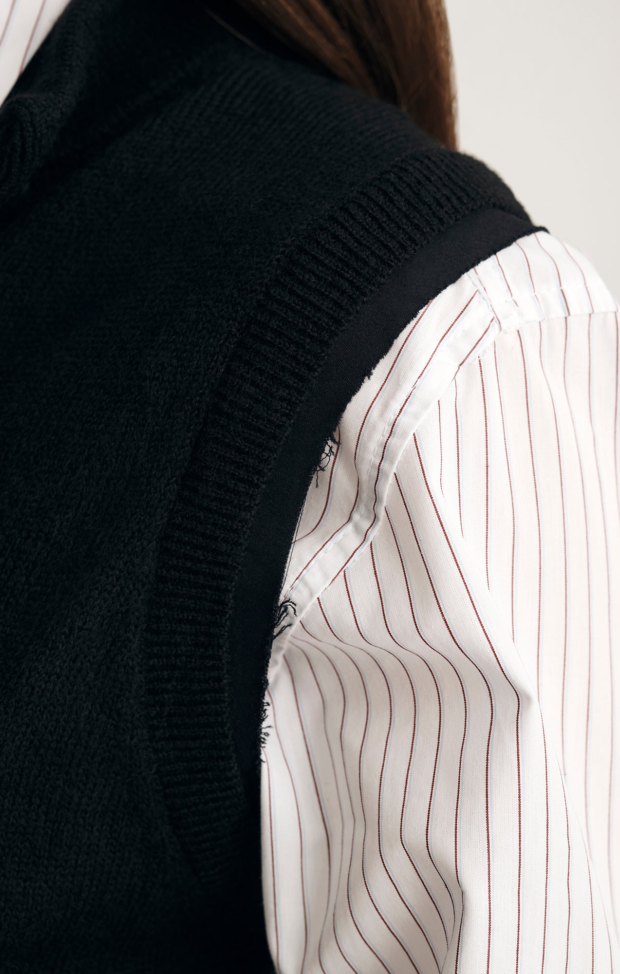 CARDIGAN SWEATER VEST IN BLACK