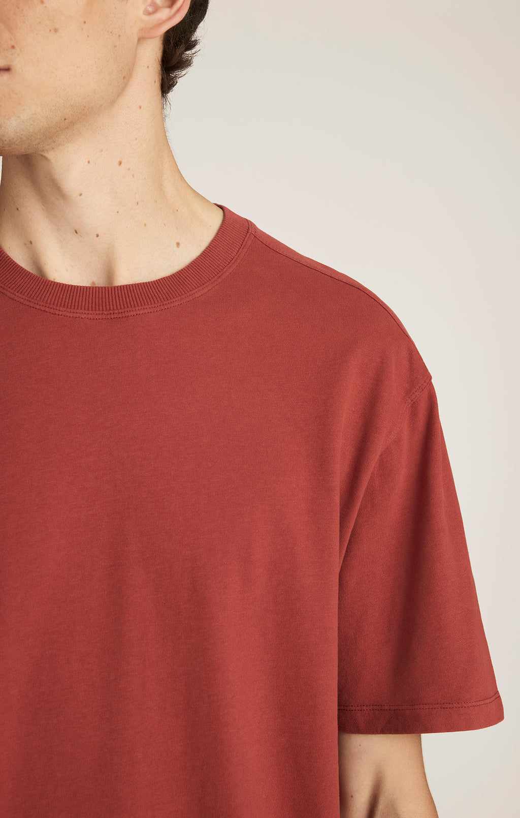 SHORT SLEEVE CREW NECK T-SHIRT IN BARN RED - Mavi Jeans