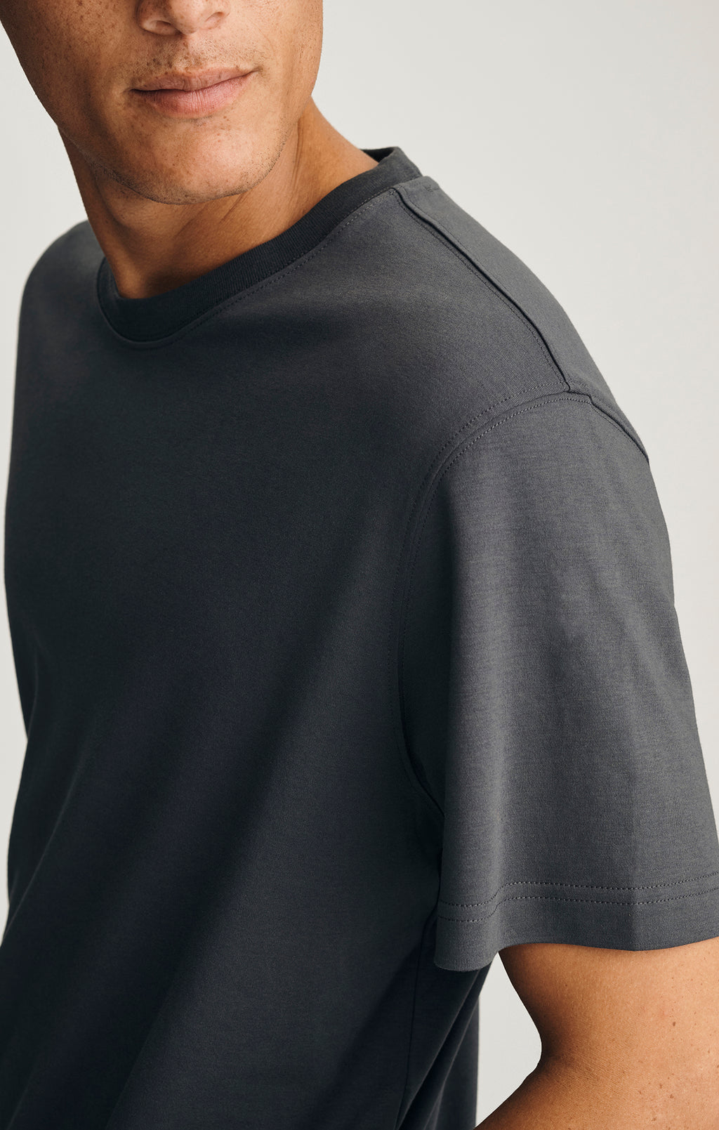 BASIC SHORT SLEEVE T-SHIRT IN ASPHALT