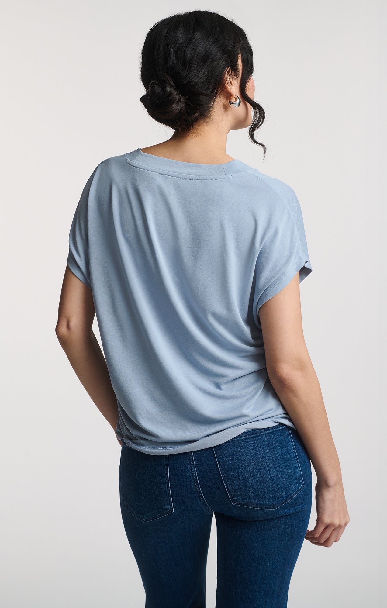 LUXE TOUCH TENCEL™ V-NECK SHIRT IN ZEN BLUE - Mavi Jeans