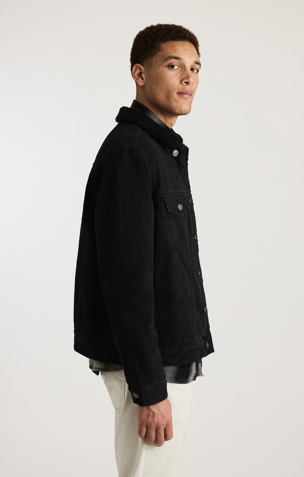 ZANDER SHERPA TRUCKER JACKET IN BLACK SHERPA CLASSIC DENIM