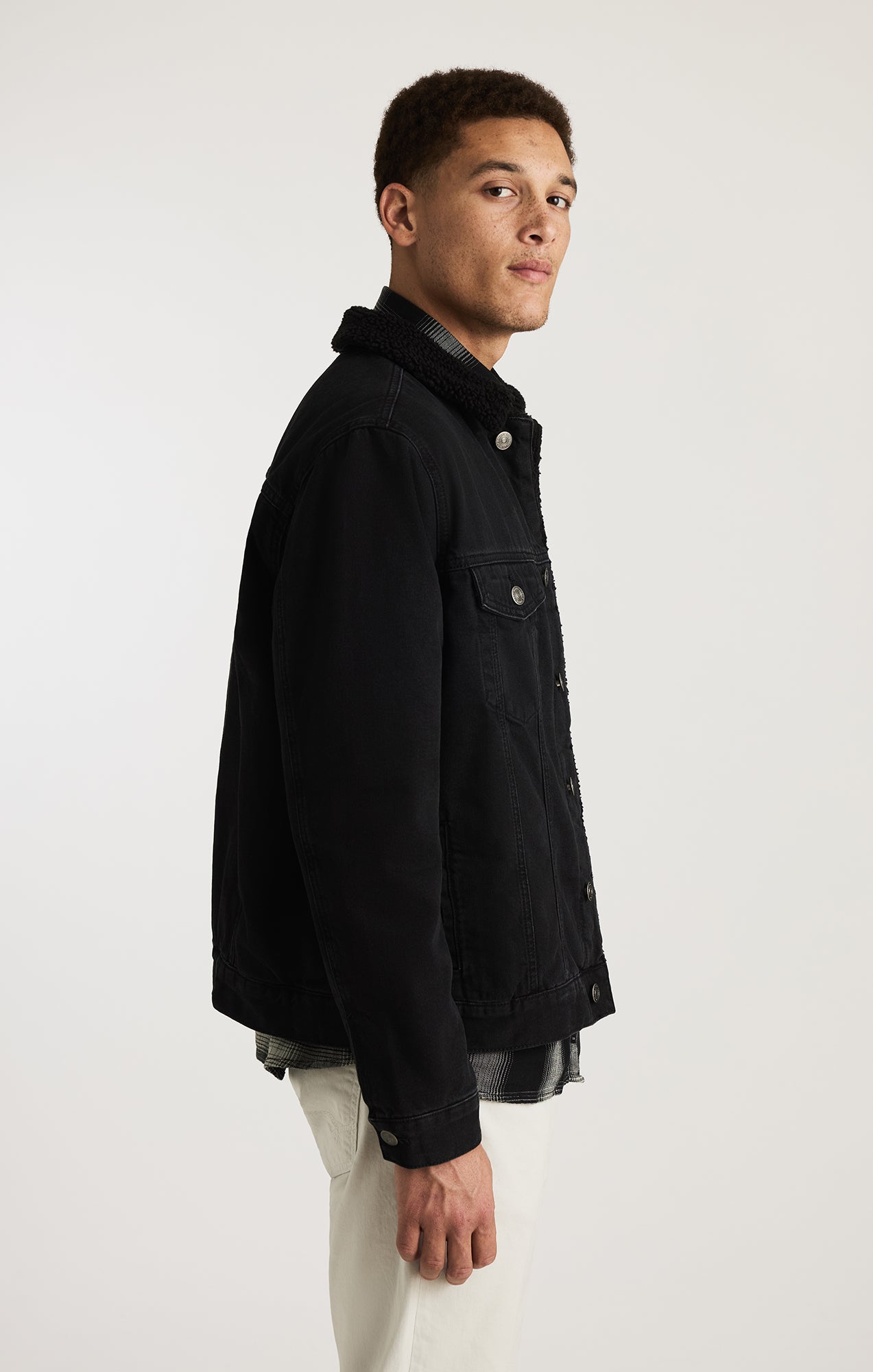 ZANDER SHERPA TRUCKER JACKET IN BLACK SHERPA CLASSIC DENIM