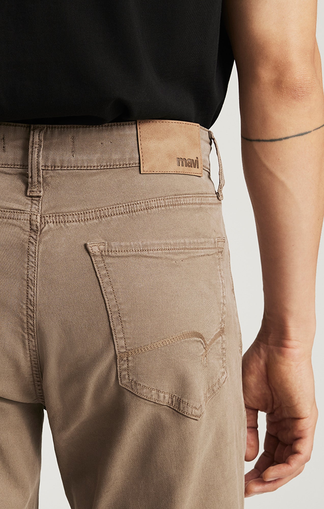 STEVE ATHLETIC FIT IN TIMBER LUXE TWILL - Mavi Jeans