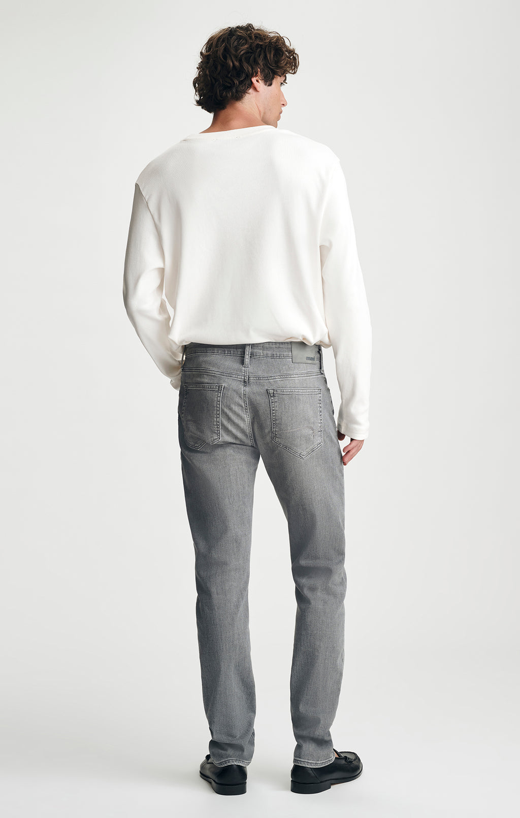 MARCUS SLIM STRAIGHT LEG IN LT SMOKE FEATHER BLUE - Mavi Jeans