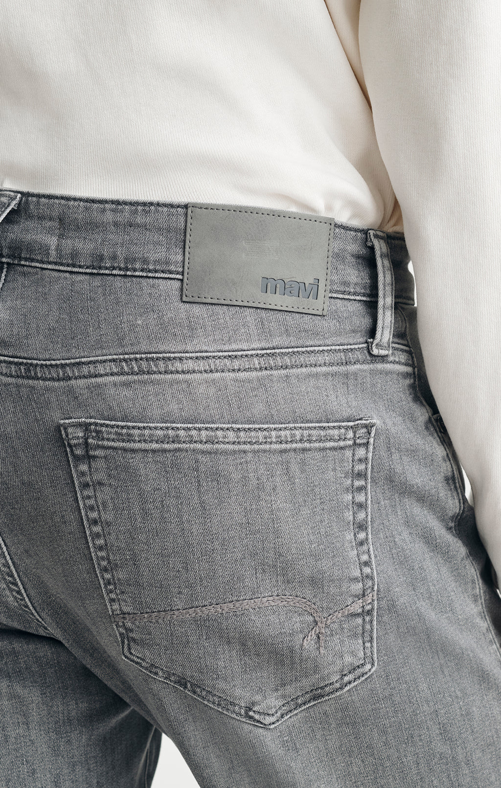MARCUS SLIM STRAIGHT LEG IN LT SMOKE FEATHER BLUE - Mavi Jeans