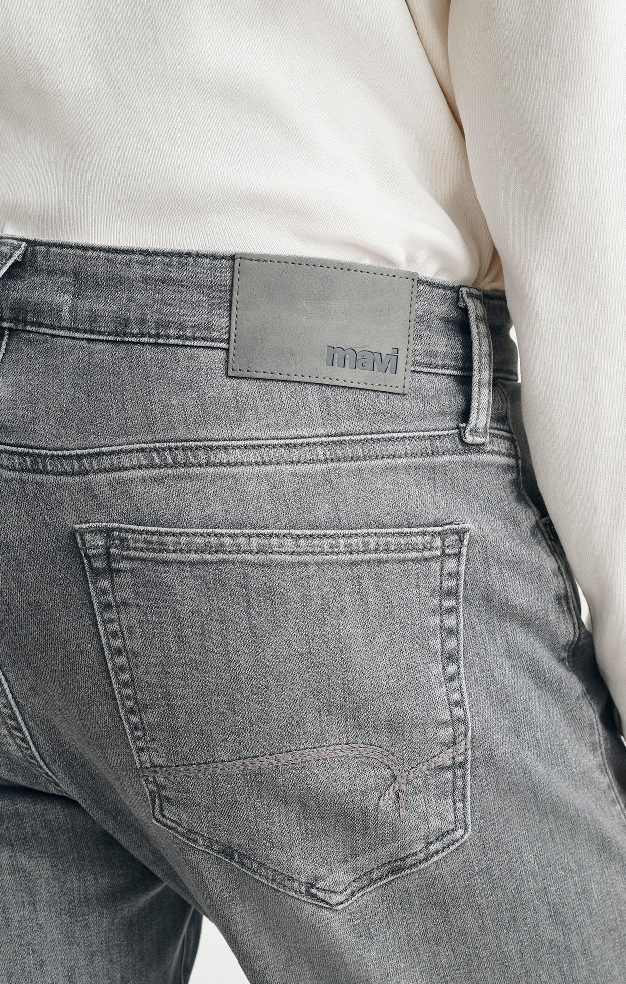MARCUS SLIM STRAIGHT LEG IN LT SMOKE FEATHER BLUE - Mavi Jeans