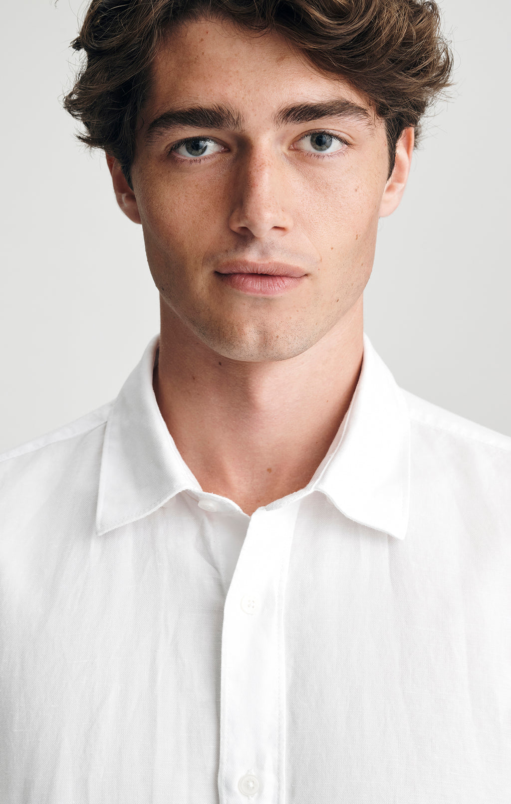 BUTTON-UP SHIRT IN WHITE